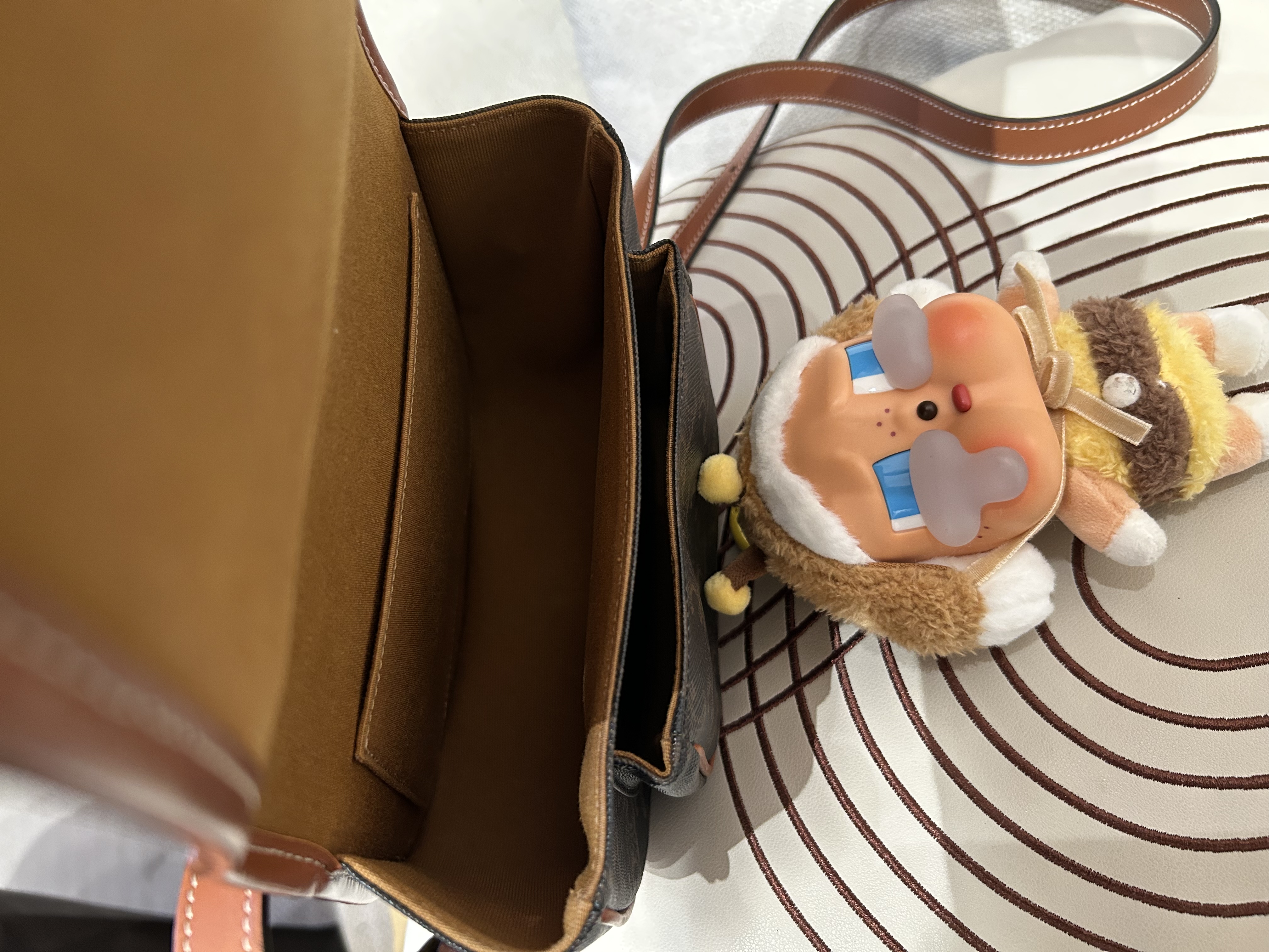 CELINE FOLCO medium Crossbody Bag 100%Authentic, 99%New✅收據✅dust bag