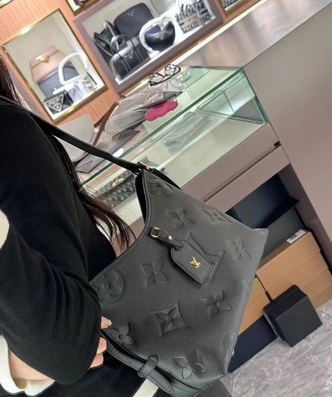 LV CARRYALL全皮 👜✨ 驴家牛皮压纹carryall托特包！ 老花carryall的热度到现在都依旧是最高的，这款包包做的超级用心，不管是从外观还是实用性来说都下了功夫。 两个颜色，黑色灰色，LV家的这种牛皮款，我个人还是非常喜欢的，皮质相比其他家小牛皮高级很多，而且用的越久皮质那种自然软踏的感觉就越高级 肩带可调节的孔位挺多可根据身高自由调节。斜挎的时候敞口的位置刚好在腰那个地方我觉得最舒服，而且包包整体不重日常背多久也不会累！名副其实carryall得容量很nice，还有一个子母包，子母包的实用性永远是不用质疑的 尺寸：29*24*12cm