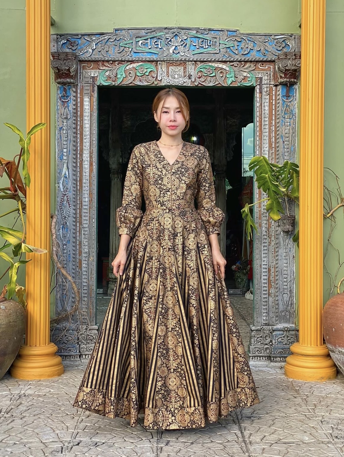 泰國名牌CHEVA - 黑色全燙金印花拼布經典款長版連身裙