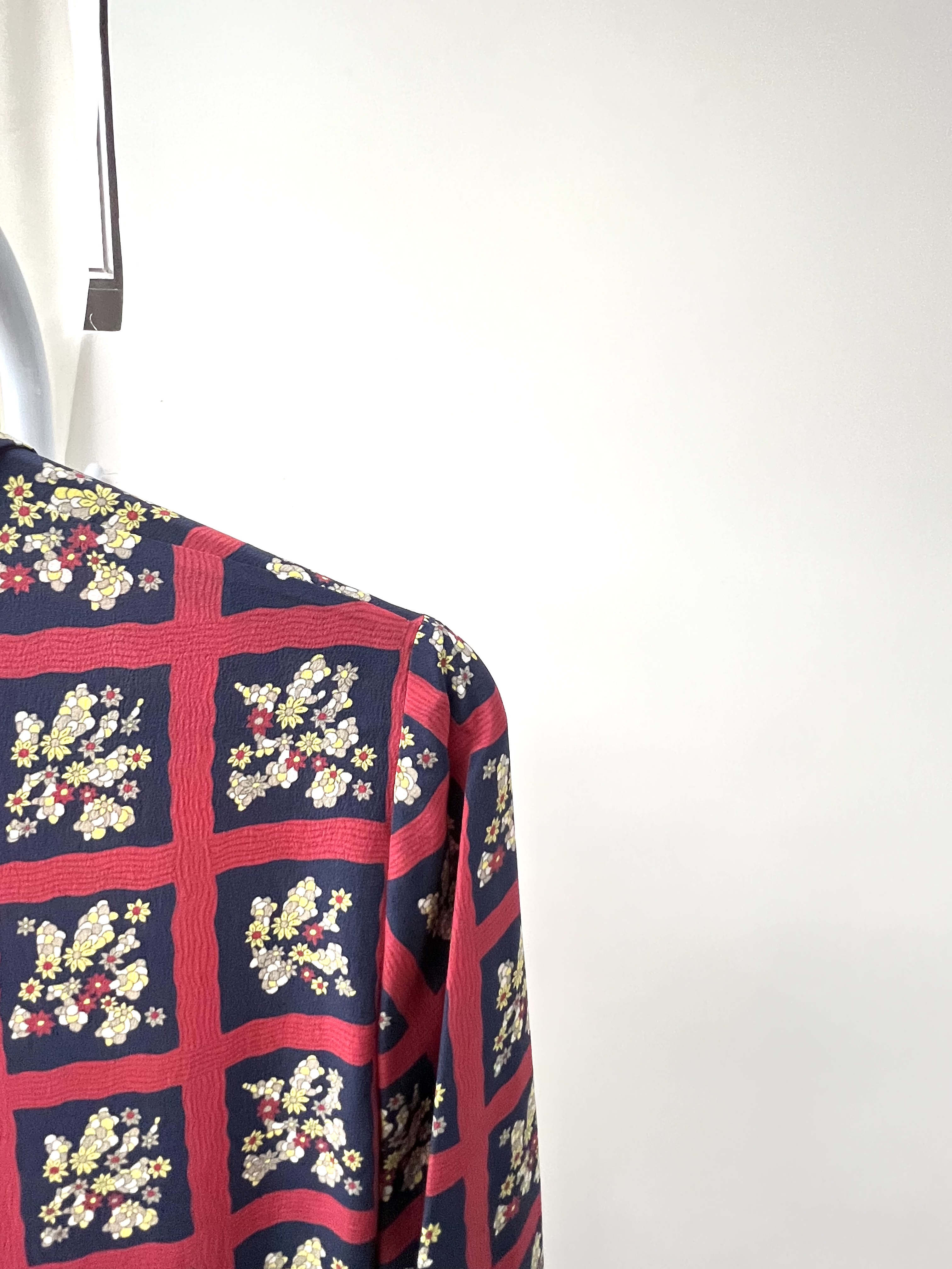 Pre-Owned GUCCI Geometric Flower Print Silk Midi Shirt Dress / Product Code: 26051909