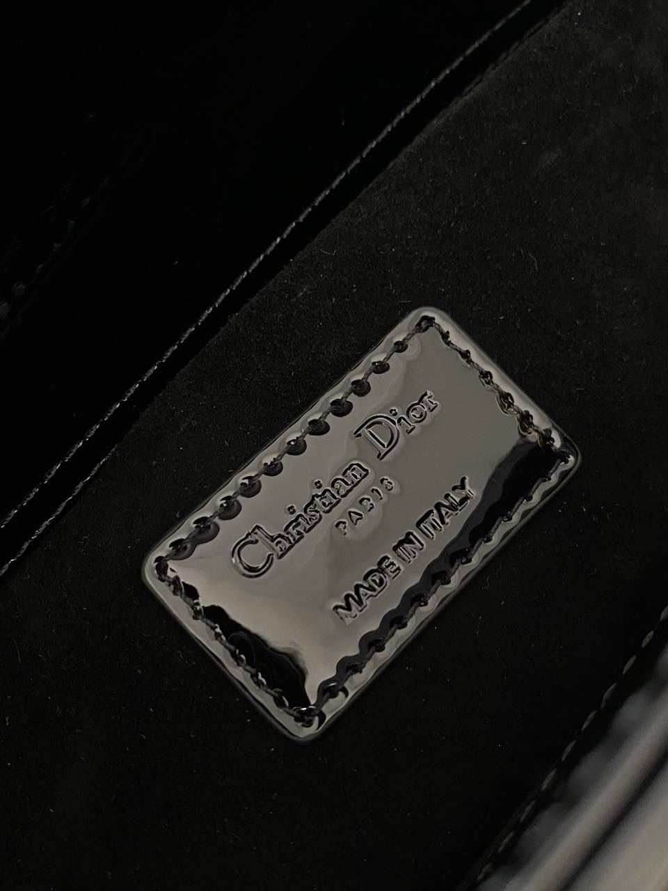 黑色中号🖤𝗗𝗶𝗼𝗿 𝗗-𝗝𝗼𝘆 𝗯𝗮𝗴漆皮款 时尚果然就是轮回，回归了一把中古戴妃 长方包形，短链条➕细长肩带直接封神！！ 复古时髦感超强，真是什么场合都可以把住 绝对是lady中的天花板了，强势出圈啦姐妹们💗 26 x 13.5 x 5cm