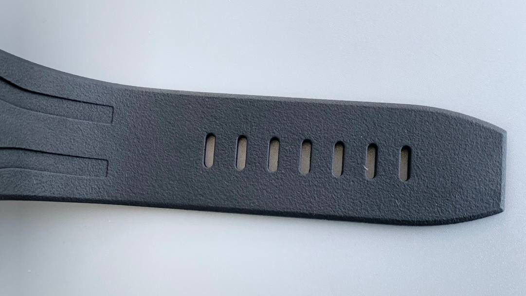 表盘以爱彼经典的大格纹为背景，一个个层次分明的方格排列，经过完美的打磨，将尽善尽美体现得淋漓尽致。三点位的日历表盘，在蓝宝石玻璃凹透镜的作用下，TPE扩大效果与原版一般无二。每一根大小表针，无论从各个角度来看都没有出现毛刺现象，这一点解决了大部分强迫症表友一直存在的烦恼！刻度与表针中间部位都采用瑞士进口夜光粉，每一个个体都做到手工填充，均匀饱满度是机器填充远远比拟不了的，亮度与发光颜色与原版几乎一致！机芯方面采用7750改3126的计时机芯，十二位的小秒，六点位和九点位的12小时计时与30分钟计时，完美的还原了原版的所有功能，经过JJF团队的精密打磨，大大提升了7750基础机芯的稳定性，缓解了一直以来计时机芯款式空有其表的尴尬现象！做到无可挑剔，堪称天花板级别，欢迎广大表友品鉴！