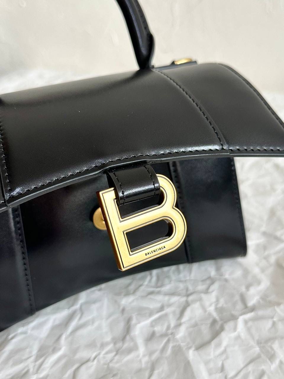 经典款❗️平纹黑金加小号XS/19cm🖤 ba1enciaga hourglass沙漏包 【唯一一家做出了xs的正确圆形手柄】前后共购入超过1️⃣0️⃣个ZP开发❗️ 所有细节可对比所有版本⚠️ 市场各种品质参差不齐 有的站不稳，有的面不平 还有一个色配好几种五金颜色的 看得头昏脑涨，其他的不多说了 研发这么久，只想做最对版的那一个 XS：19×13×8cm592833m S：23×15×10cm593546m