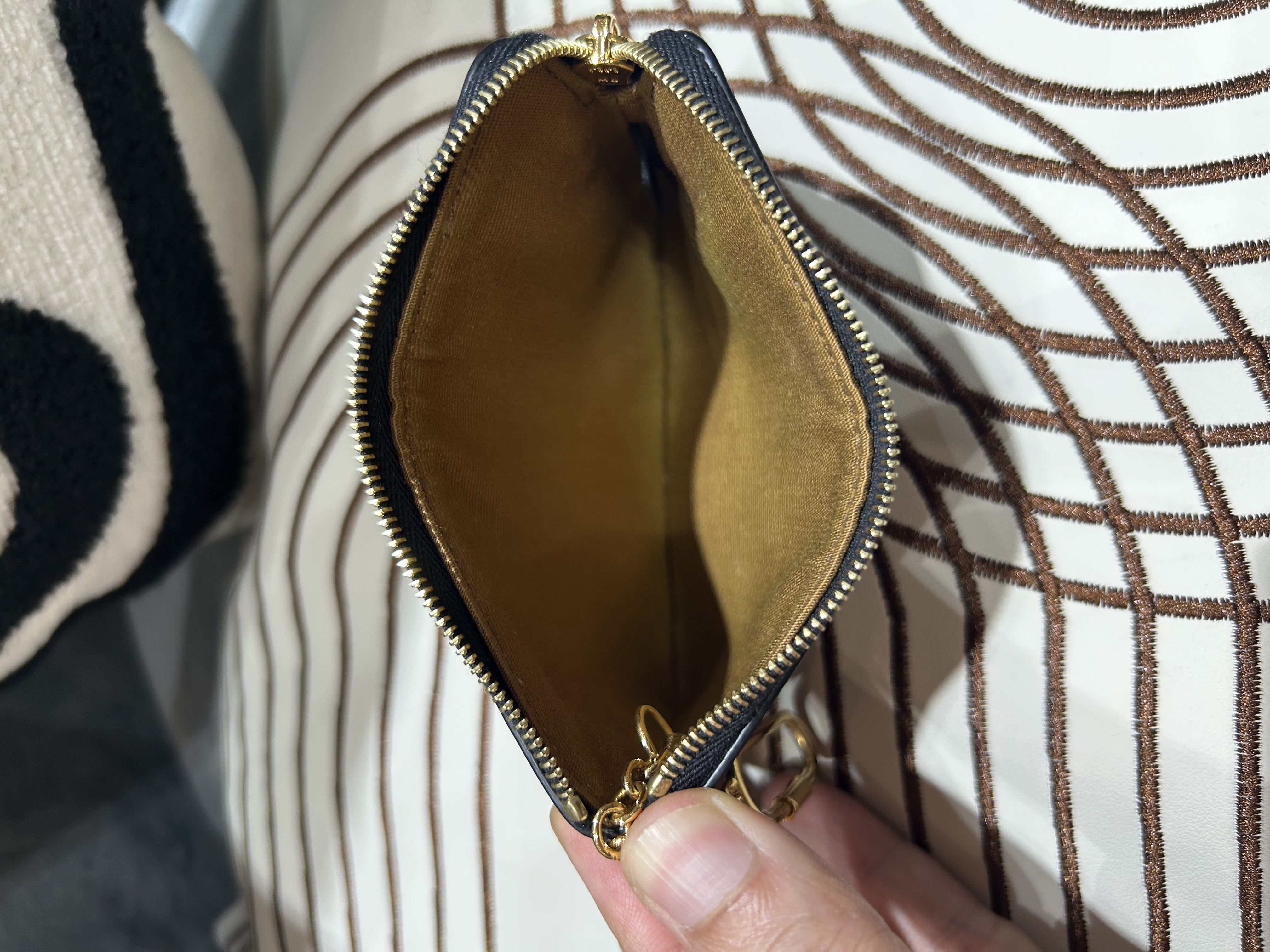 Celine Triomphe coins bag zip wallet 100%Authentic ,95%new