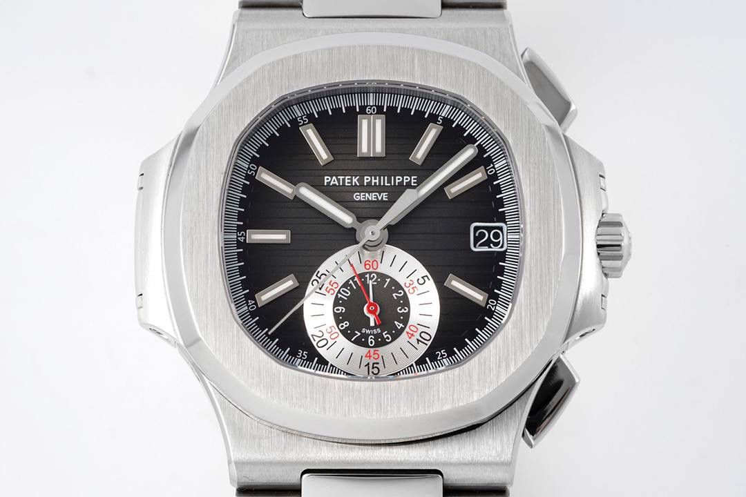 🔥🔥🔥经典回归：百达翡丽5980系列腕表重磅卷土重来，重塑鹦鹉螺系列传奇质感✨ ✅ 创新计时：6点钟位置单计数器计时码表设计⏱️，宛如腕表内置独立计时模块，12小时寄存器清晰呈现小时与分钟计时，读时直观便捷 ✅ 实用配置：3点钟位置设有日期显示孔📅，完善表盘功能布局，兼顾美观与实用性 ✅ 自研机芯：搭载PPF自主研发的CH 28-520计时机芯⚙️，由327枚特制零件、35颗珠宝及13个机芯桥组成，工艺规格严苛