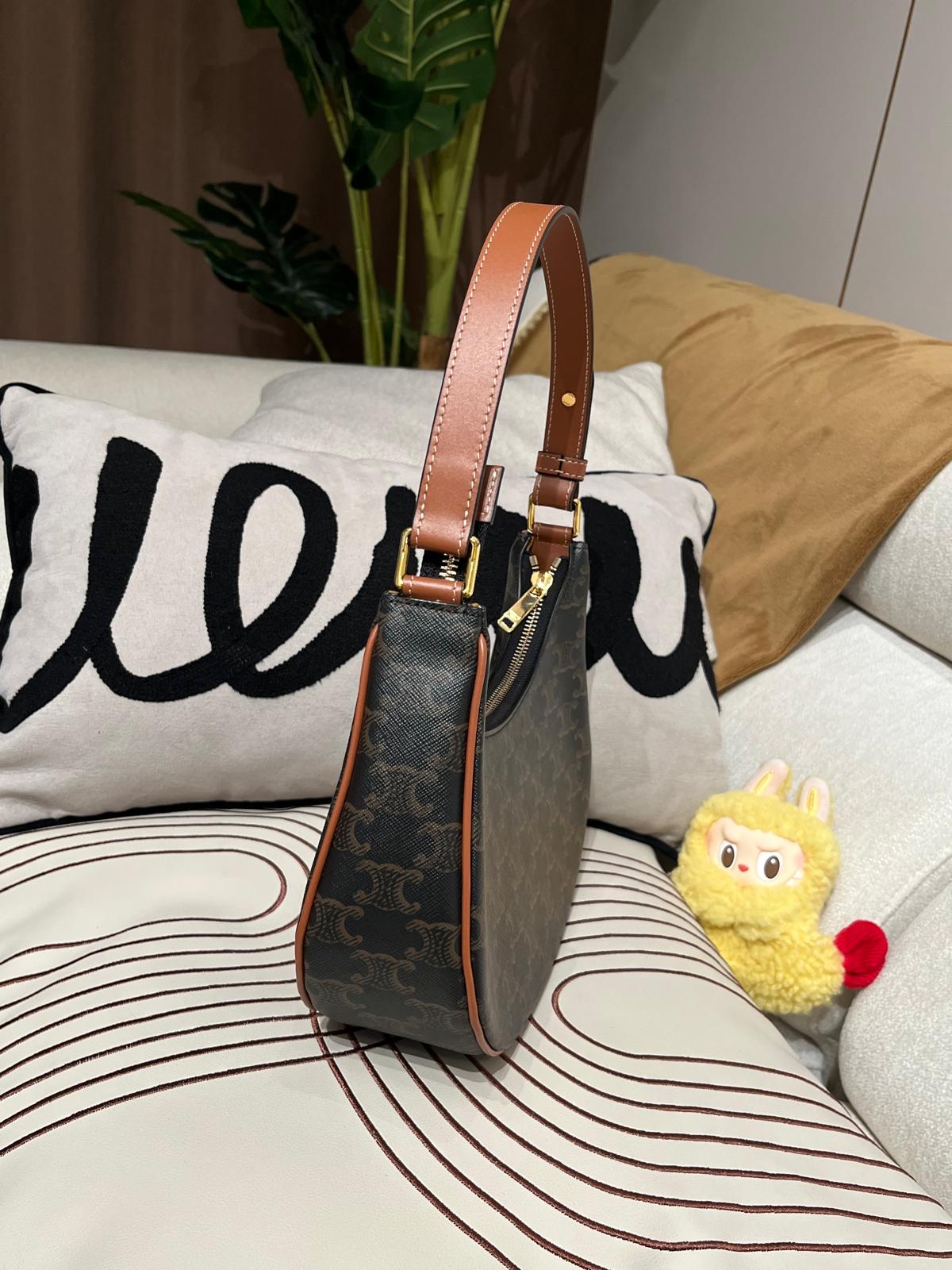 Celine Ava medium hobo 100%Authentic, 95%new