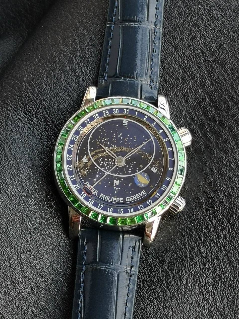 百达翡丽PP-6104G 日内瓦苍穹系列 市场顶级复刻神作震撼来袭！ 搭载原装进口miyota全自动机械机芯改制Cla.240机芯，搭配原装珍珠18K金自动锤，走时精准稳定，性能媲美正品；表圈镶嵌45颗璀璨宝石，表扣点缀28颗珍稀晶石，光影流转间尽显奢华质感；微拱形防眩目处理表镜，折射效果立体通透，让表盘细节清晰可见，质感再升一级💯💯