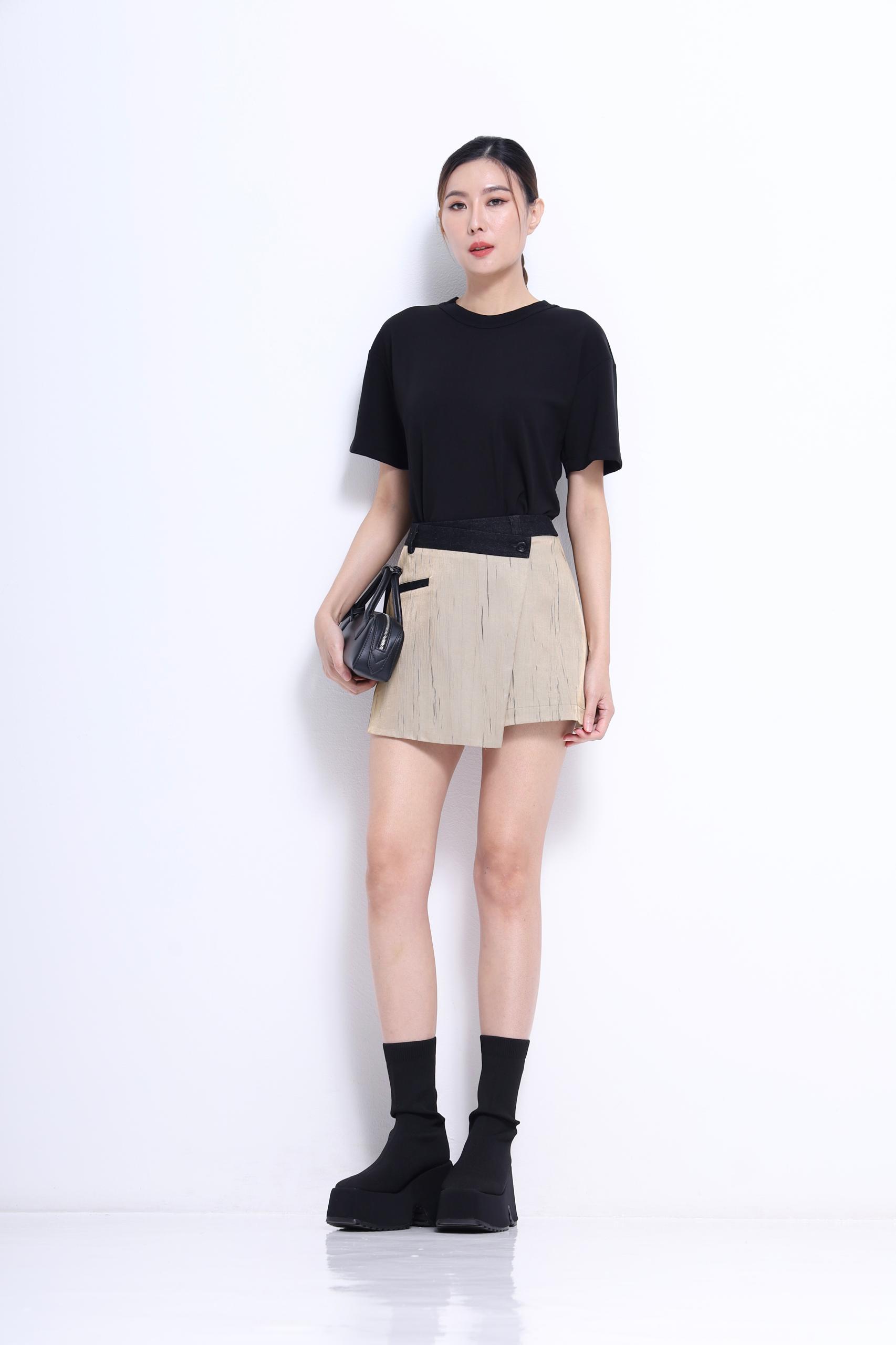 舒适百搭上衣 背部有彩带设计 2636