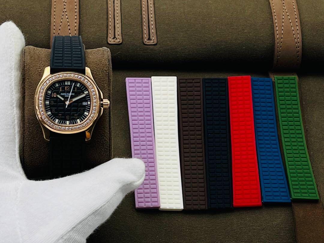 最强版本来袭 百达.翡丽AQUANAUT女装款石英系列，打造市面最佳副本，带来全网最佳体验，英姿飒爽，典藏奢华！欢迎女神品鉴！ 1⃣️【表壳】 1.腕表尺寸35.6 毫米X 9.5毫米！圆润的八角形表壳与原装一致，保持着复古的造型和精湛的做工。 2.旋入式把头设计和实心底盖结构吻合与原版。 3.表圈镶嵌46颗顶级施华洛世奇水晶（1克拉）表壳镶嵌88颗顶级施华洛世奇水晶（1.91克拉） 2⃣️【精彩细节】 1.采用与原装一致的天然复合橡胶（Tropical）材质，经久耐磨，可抵抗海水侵蚀和紫外线辐射。 2.完美克隆Aquanaut经典式折叠式表扣，即使在非常细小的拐角处上也做有倒角润饰，确保还原正品般的舒适感。