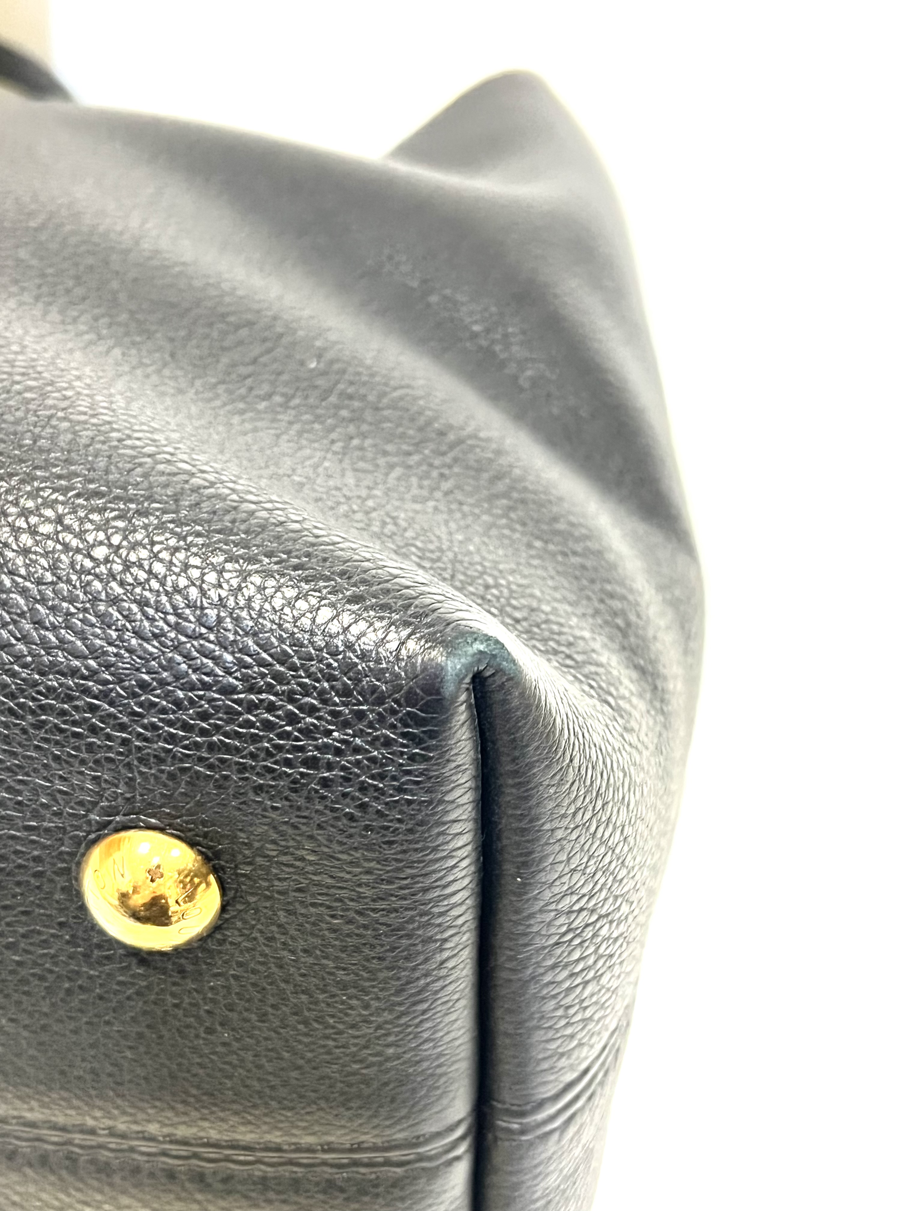 Pre-Owned Louis Vuitton Low Key Hobo MM / Product Code: 26041119