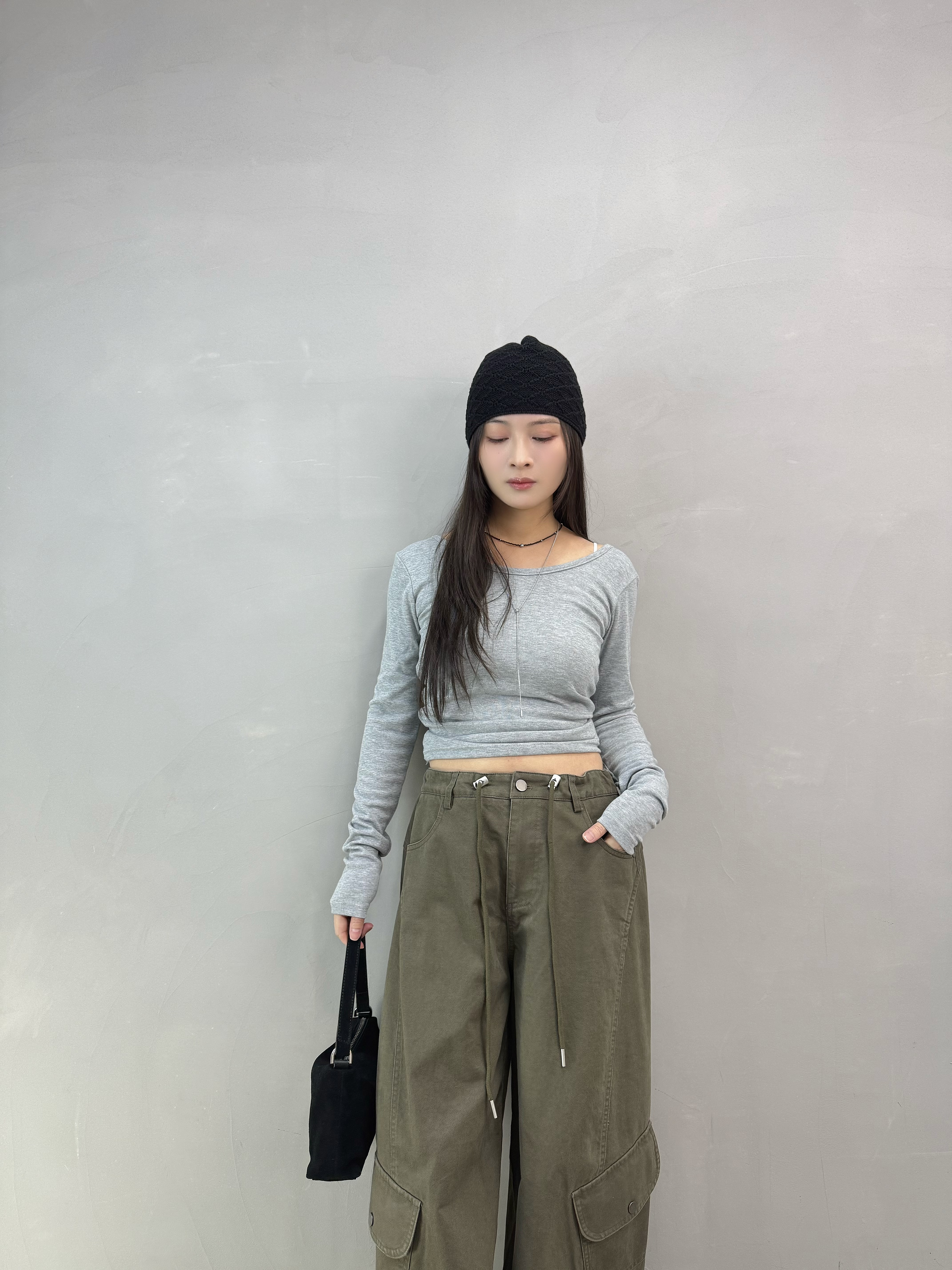 H05 後扭結露背tee