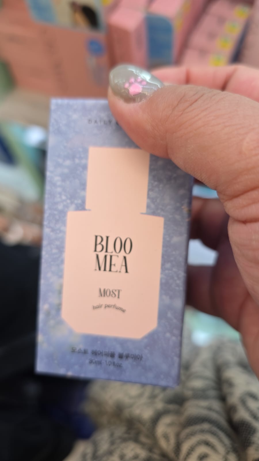 Daily Comma Baby Glow Most 髮香噴霧 「森林奇遇」香調，前調包含檸檬、蘋果、桃子；中調為茉莉、木蘭、玫瑰、綠香、松木；後調則是琥珀、麝香