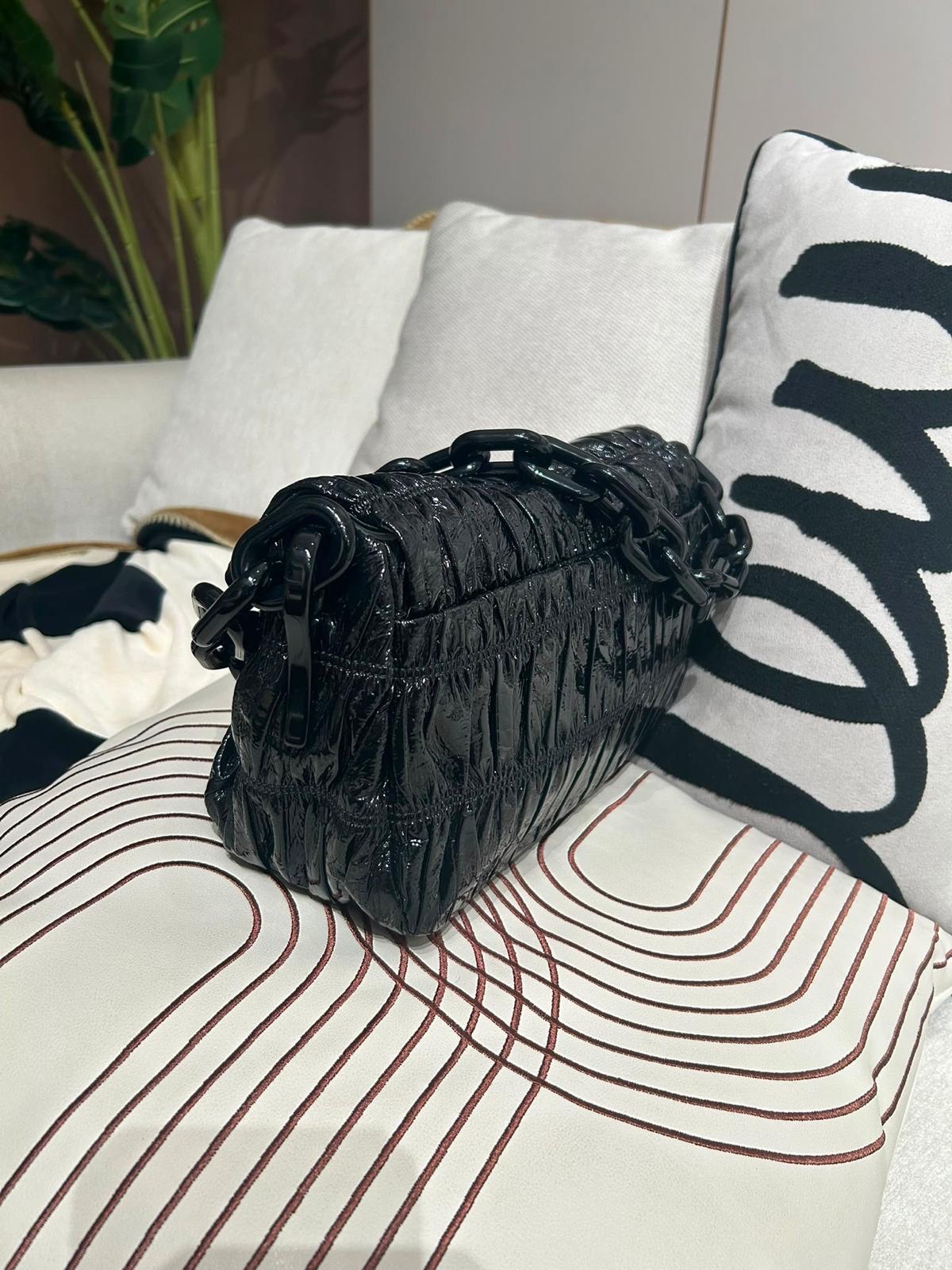 Prada So Black Shoulder Bag 油蠟皮 100%Authentic, 98%New ✅Dust bag