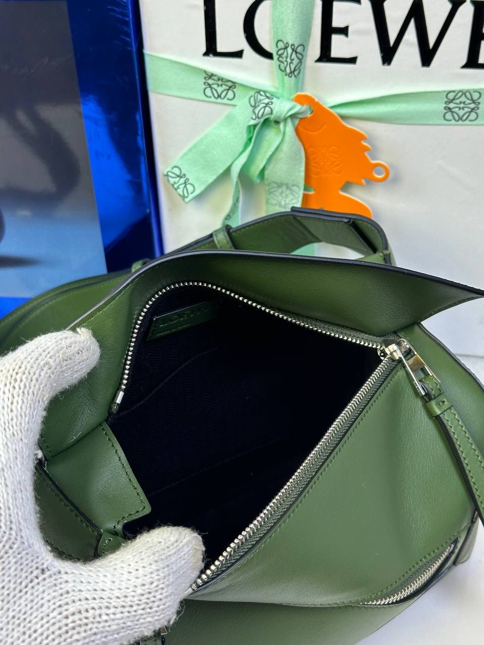 ⭐️最新升级版𝟮.𝟬-𝗣𝘂𝘇𝘇𝗹𝗲腰包⭐️ （森林绿🌳到货‼️） 尺寸：𝟮𝟰-𝟭𝟬.𝟱-𝟭𝟲𝗰𝗺 款号：052343 👉🏻长方体形状和精确的切割技巧创造出Puzzle 腰包以及独特的几何线条成为 “Loe罗家”的著名代表作~ 👉🏻金属搭扣开合，刻有标志logo徽标，可调节肩带，翻盖大容量插袋和一个外部拉链口袋，🐂柔软细腻napa小牛皮，正品Ykk五金，Anagram压纹，人字纹棉麻帆布内里 👉🏻（男女♀♂同款）大小非常合适。胸包、背包、单肩、斜挎 腰包五种背法任你解锁🔒 👉🏻 （独家背景➕独家品质➕独家包装➕独家控制对版细节📦➕精致全套礼盒套装❤️） 重点：让你花最少的钱💰体验最大的仪式感❤️