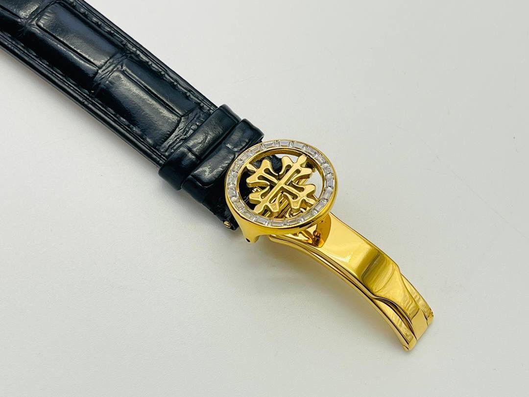 【2022诚意推荐】百达翡丽超级复杂功能系列5073P_010腕表。用心之作，细节方面： 1⃣️突破多层技术瓶颈，机芯型号为CH 29-535 升级版，质量稳定！ 2⃣️尺寸42毫米，与专柜一致。 3⃣️表圈和表耳镶103颗长形钻石。 4⃣️表带搭配意大利头层小牛皮，表扣上镶钻石更显示这块腕表的豪华气质。适合各种商务场合，简敛精致不失优雅！