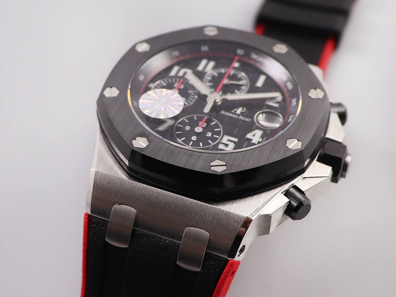 A P26470黑骑士钢壳陶瓷圈新品.直径42毫米！陶瓷把头陶瓷按的，搭载订制版12H计时3126机芯，特制的顶级黑红橡胶带。最强版26470系列🔥💯