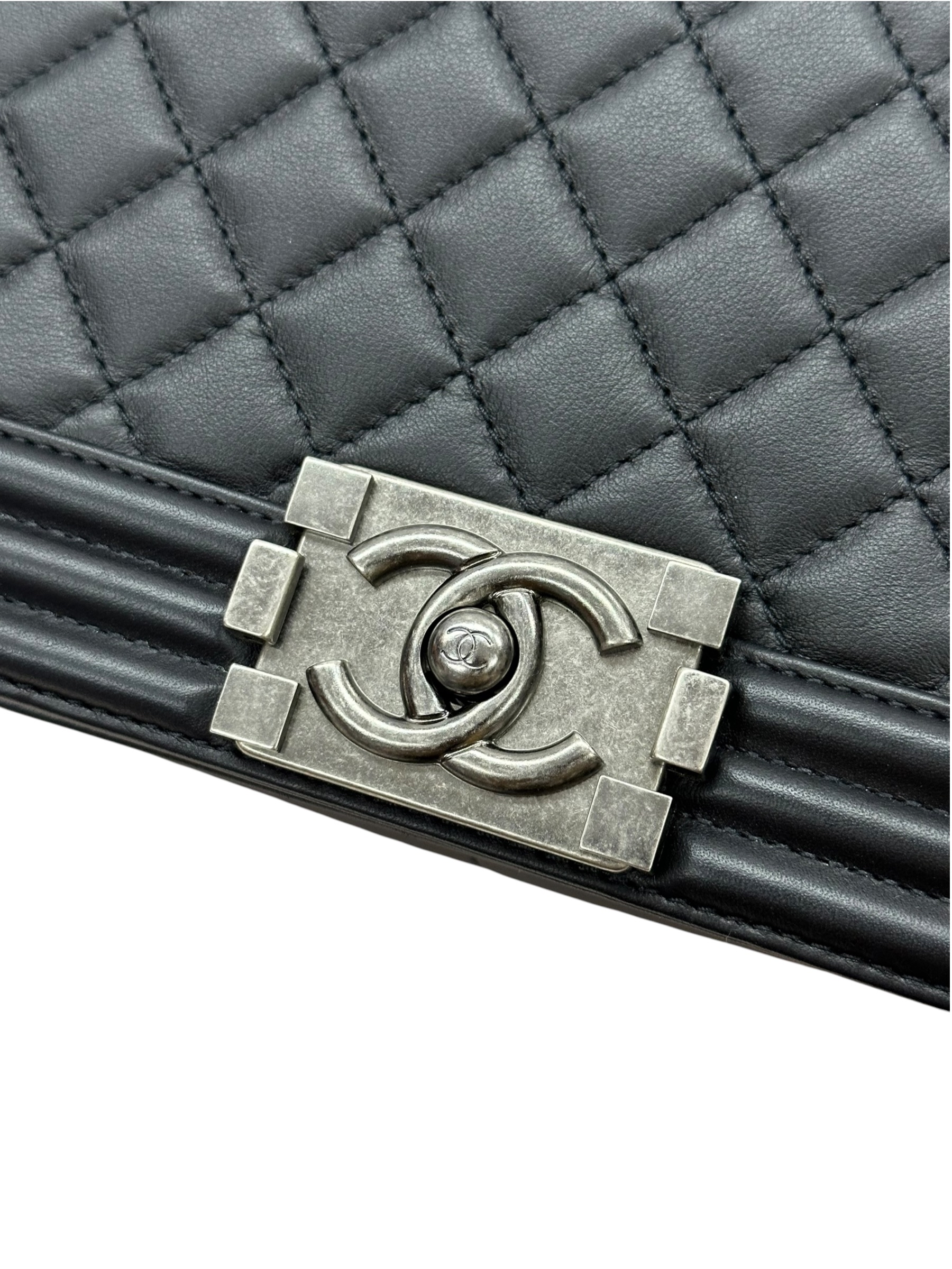 Pre-owned Chanel Boy 25 Flap Bag Calfskin / Product Code: 082107