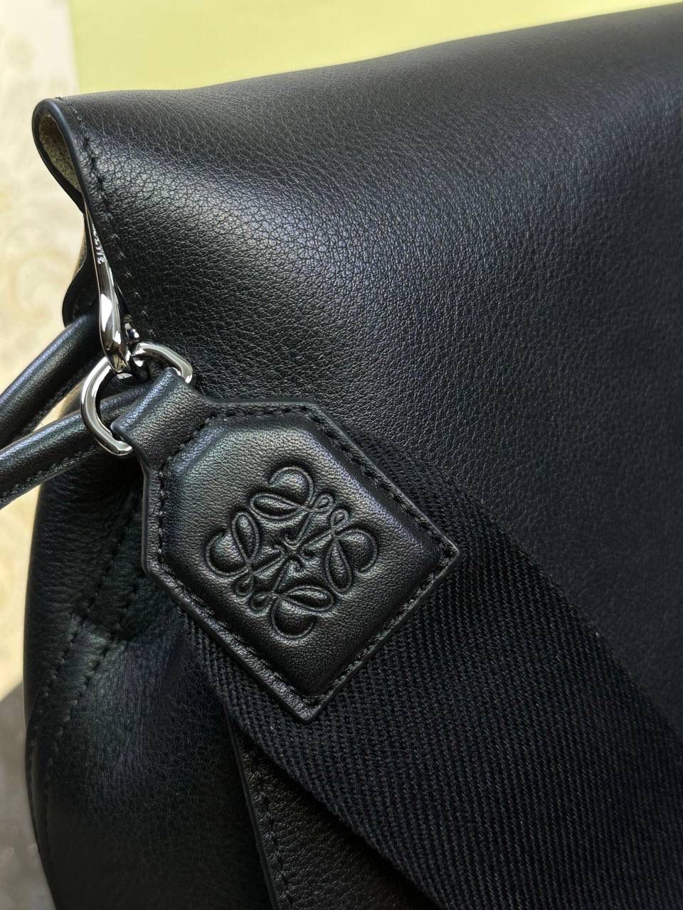 【全皮黑色】 𝙇𝙤𝙚𝙬𝙚 𝙁𝙡𝙖𝙢𝙚𝙣𝙘𝙤 𝙎𝙖𝙩𝙘𝙝𝙚𝙡 福袋款邮差包 ➕刺绣🅾️字母宽肩带 编码：062404 尺寸：𝟑𝟒-𝟏𝟐-𝟐𝟒𝐜𝐦 新款以经典福袋收缩打结为元素，采用内部麂皮➕外部进口小牛皮➕刺绣字母宽肩带的精致搭配打造全新升级款邮差包🅰️，可斜挎、肩背和手提，超大容量满足日常所需🎈