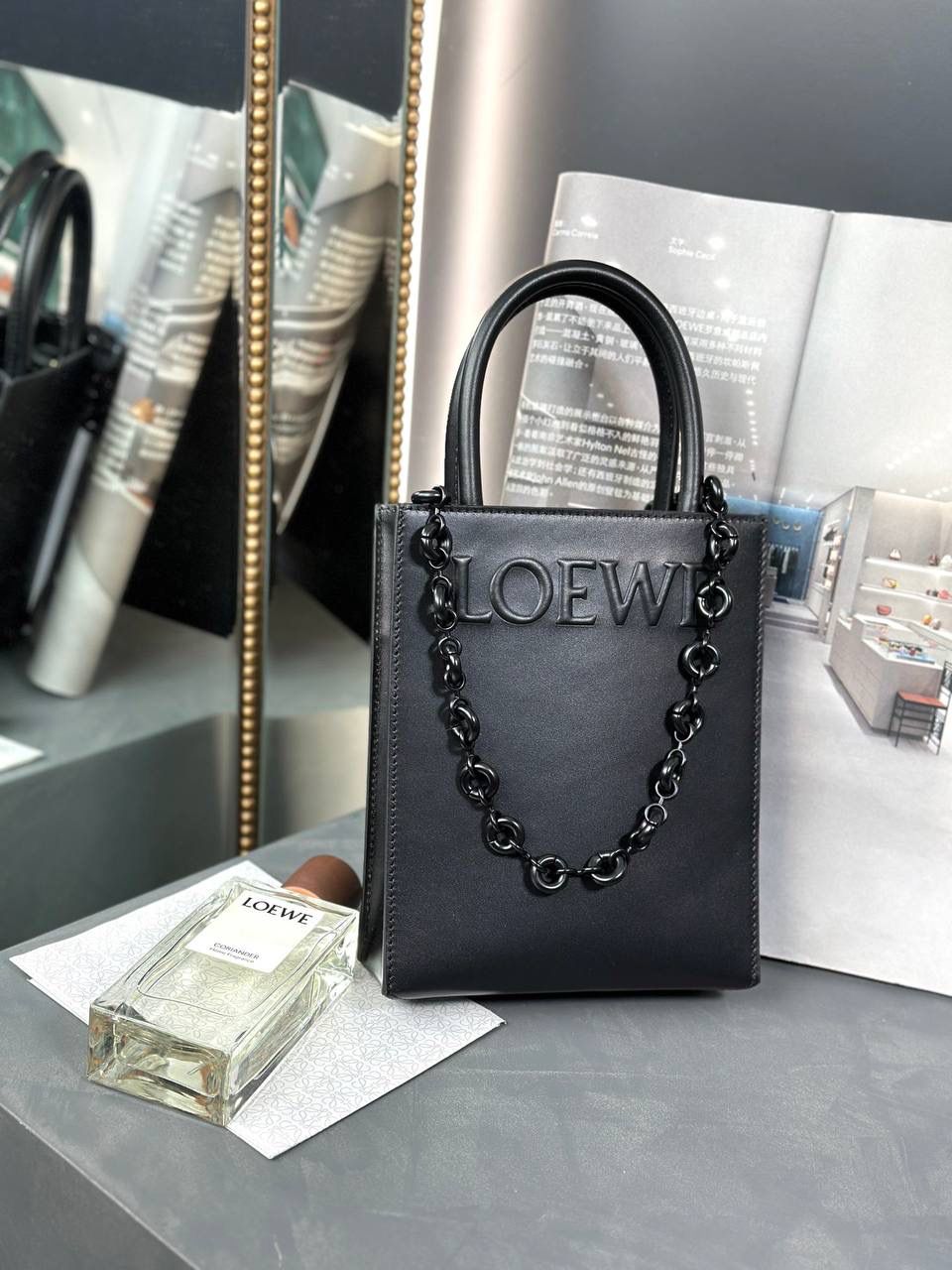 Standard A5 Tote手袋/黑色😍 小号尺寸:21-17-6cm 编码:652307 采用底部信封结构，可通过顶部提手或可拆卸肩带携带，油亮牛皮革制成，正面饰有徽章压纹，内衬人字纹棉纺布衬里。