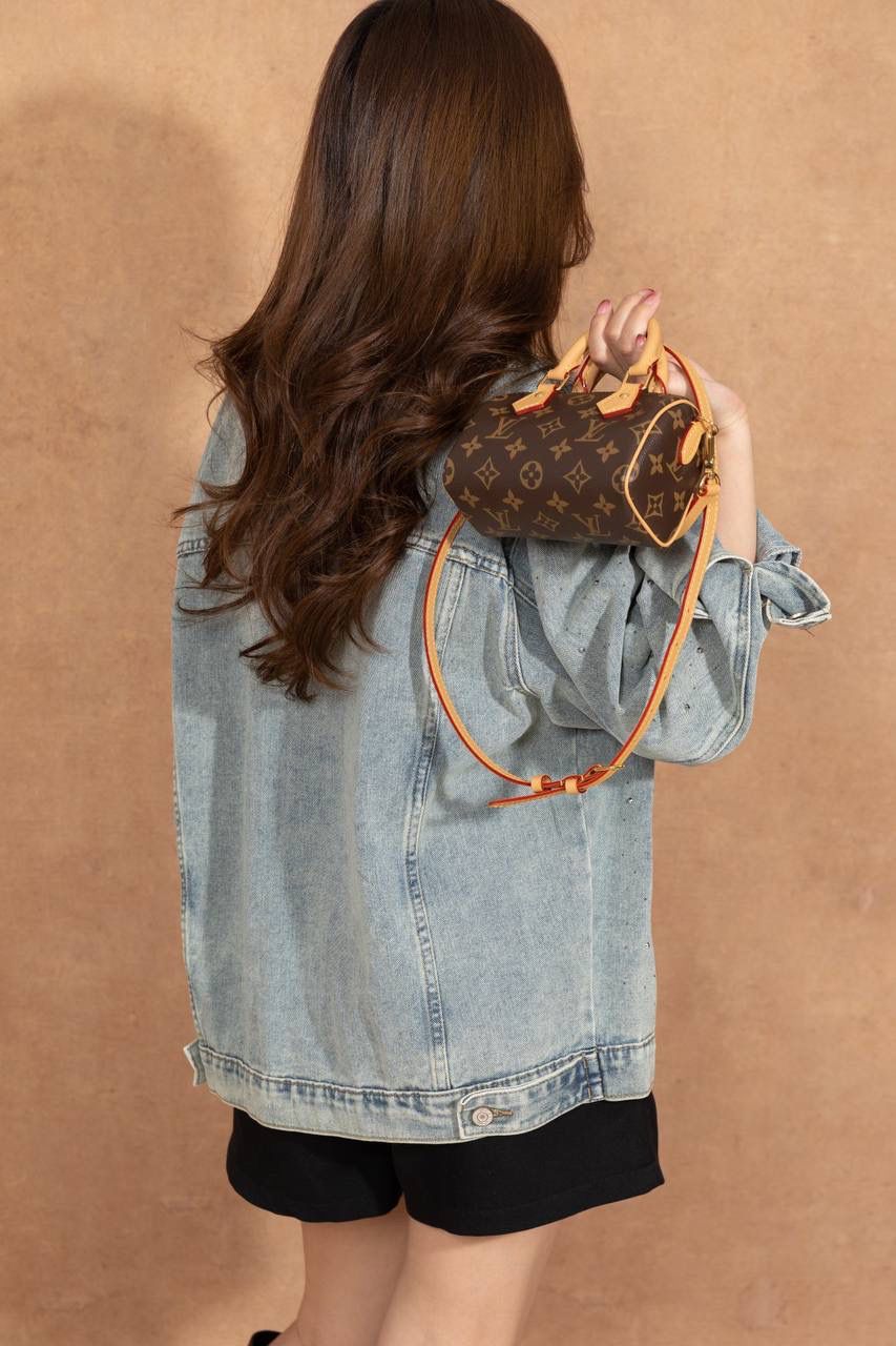 LV 枕头包🎀 这款 Nano Speedy 枕头包， 真的一眼就会被迷到 😍✨ 是 真正原厂级品质，ZP 正品级， 从材料、五金、车线到油边， 全部都用 正品级原材料，质感很稳很放心 👍