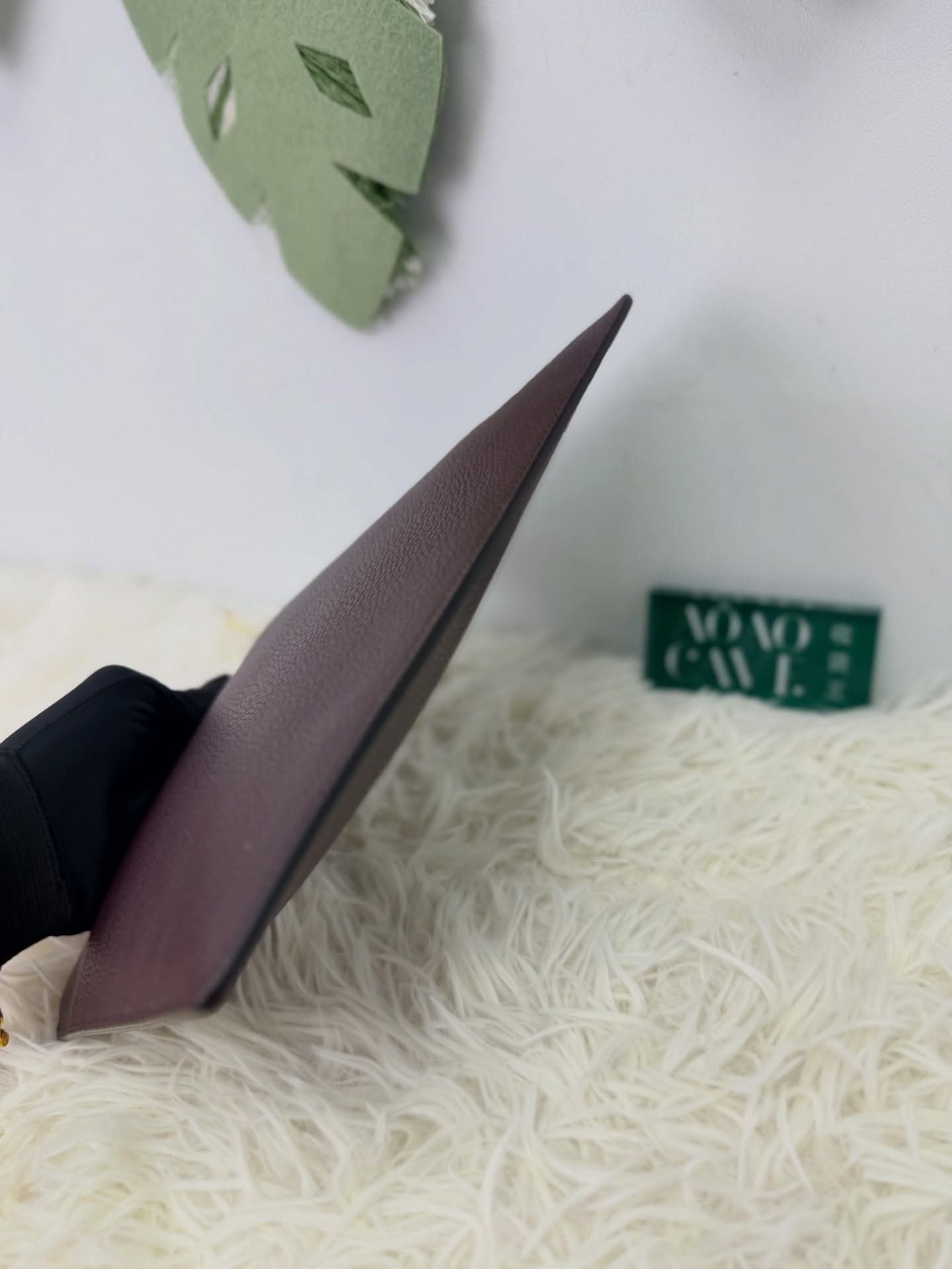 Dior🌟紫色牛皮 公文包 手拿包💜  27*0.5*19cm  內裡有放卡片位置❣️  #AOAOCAVEDIOR🫶🏻  配件 - 塵袋🫶🏻 💰價錢 - $2680 NEW  #收袋王  喜歡的話快點pm我們💓 銷售熱線51111 321  我們服務包括有：手袋飾物回收、手袋置換(一換一、一換多也可以） 、專業手袋鑑證、專業手袋護理  購買方法 🏢親臨門市 荃灣南豐中心15樓1521室（荃灣地鐵站a出口1分鐘到）敬請預約 ❤️只賣正品正貨，任驗💓🫰🏻 ❤️‍🔥本店為香港註冊公司絕對真貨，信心保證👍🏻 🫰🏻本店設有鑑證服務，有駐場鑑證師  ✨歡迎追蹤我哋各個平台緊貼最新優惠x貨品🔥😍 👇🏻👇🏻👇🏻👇🏻👇🏻👇🏻👇🏻👇🏻  ⭐️Instagram: aoaocave  🌈Facebook: aoaocave收袋王  🔥Carousell: acluxuryhk  👆🏻👆🏻👆🏻👆🏻👆🏻👆🏻👆🏻👆🏻  ___________________________  Disclaimer🫰🏻All trademarks and copyrights are reserved to the original brand holders. @AOAOCAVE sells only authentic goods and is not affiliated with any of the brands mentioned.  @AOAOCAVE 跟任何品牌無關，而且沒有持有任何品牌資版權，亦沒有與任何品牌合作。所有商標及版權歸屬於品牌坊所有，帖子只作分享用途。  #aoaocave #acluxuryhk #手袋回收 二手名牌手袋 名牌買賣 女名牌名牌手袋名牌代購中古名牌二手名牌手袋