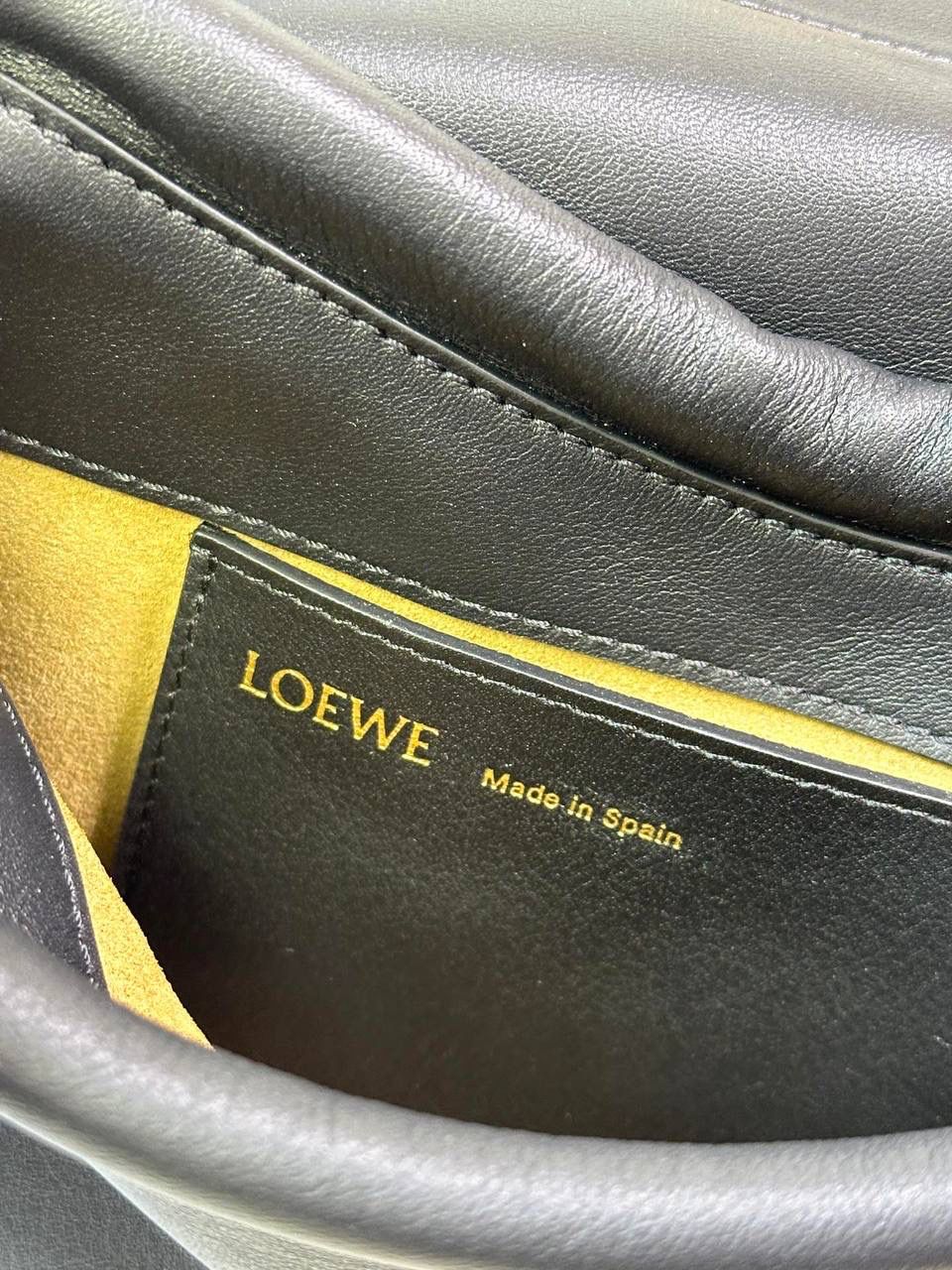 全新*𝙋𝙖𝙨𝙚𝙤 𝙨𝙖𝙩𝙘𝙝𝙚𝙡 手袋🛍️【黑色】 —— 朕品1w7➕😘 （字母链条需另外购买） 尺寸:𝟐𝟓-𝟏𝟕-𝟖𝐜𝐦 编码:062318 ✅做工精致，廓形简洁优雅，独特、柔软的褶襇结构，超轻盈构造，纳帕软牛皮革（里外全皮），顶部饰有flamenco螺旋绳结。 ✅配置双肩带，短手柄肩带可做腋下包不可拆卸，长肩带可肩背可斜挎可拆卸调节，磁扣开合设计，多种背法随心所欲❤