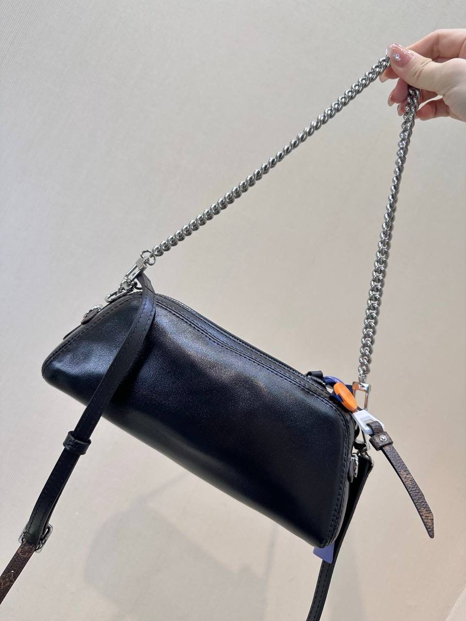 今天来跟大家聊一个最近真的很🔥的包包——LV Pochette Vibe 🖤✨ 对～它是 2025 新款，现在懂的人才在找 😎 这款来自 LV Vibe 系列，包身是那种亮亮的羊皮革，一看就很有质感～加上 Monogram 行李挂牌标签，直接把 LV 以前做旅行箱的经典味道拉回来，复古中又带一点酷，真的很可以 🖤