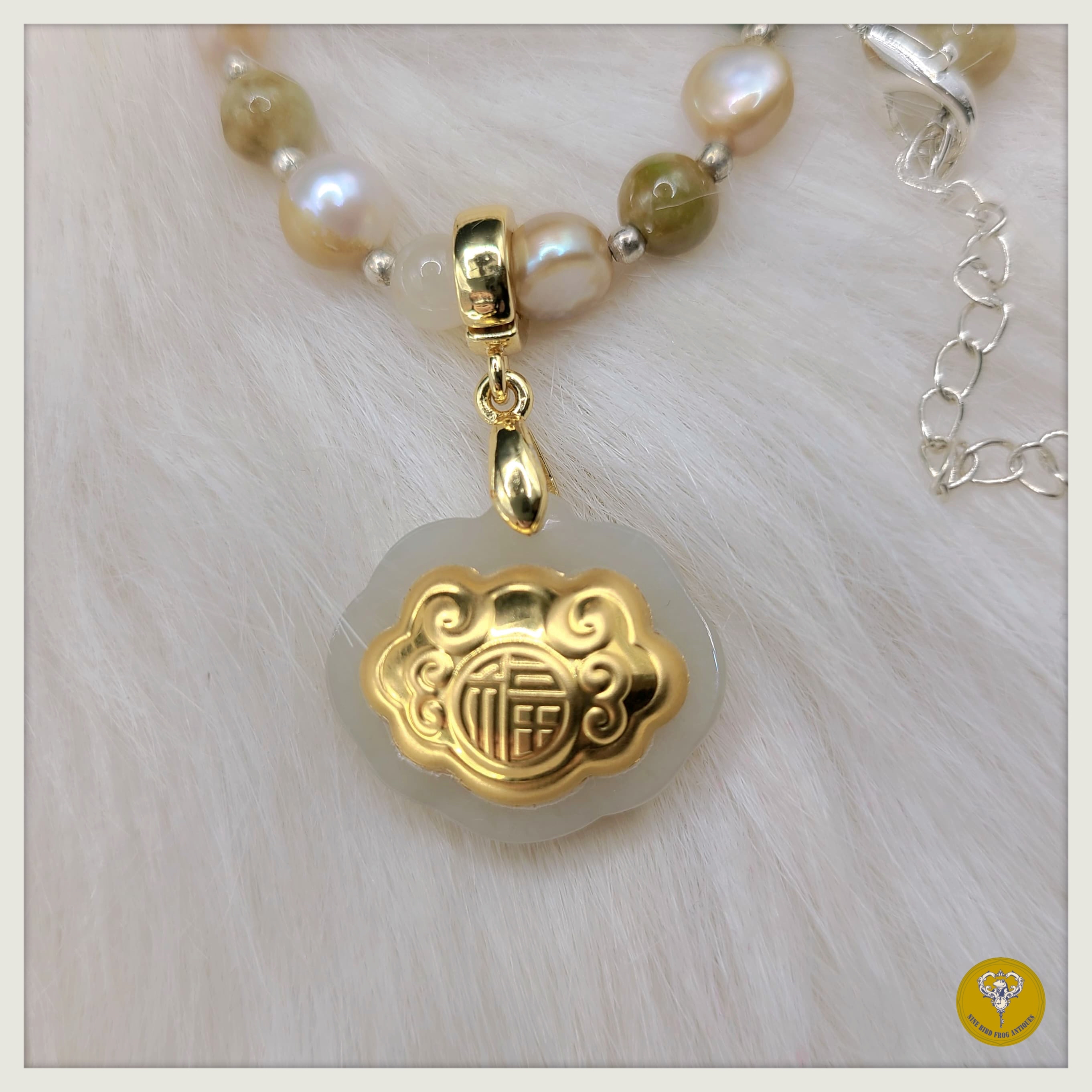 24k金鑲和田玉平安鎖吊嘴配多寶水晶珍珠頸鍊 或 翡翠珍珠頸鍊