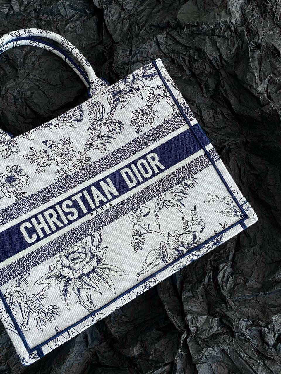 🈶植物花园，白蓝中号 𝗖𝗗 𝗕𝗼𝗼𝗸 𝗧𝗼𝘁𝗲 23早春度假系 浪漫的花卉刺绣，细节感非常强了😍 栩栩如生，不言而喻的精湛刺绣工艺 握住只有你的花花世界吧 36×27×16cm