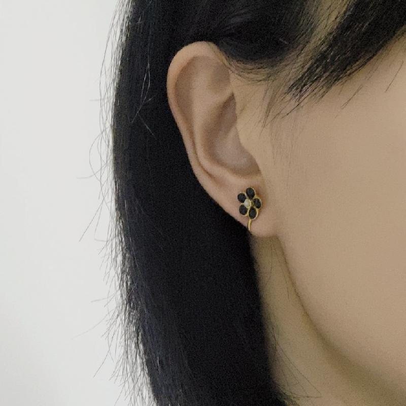 Vintage c.a. 1980-1990s Dainty Black & White Flower Head Clip Earrings from Germany (NA0666)