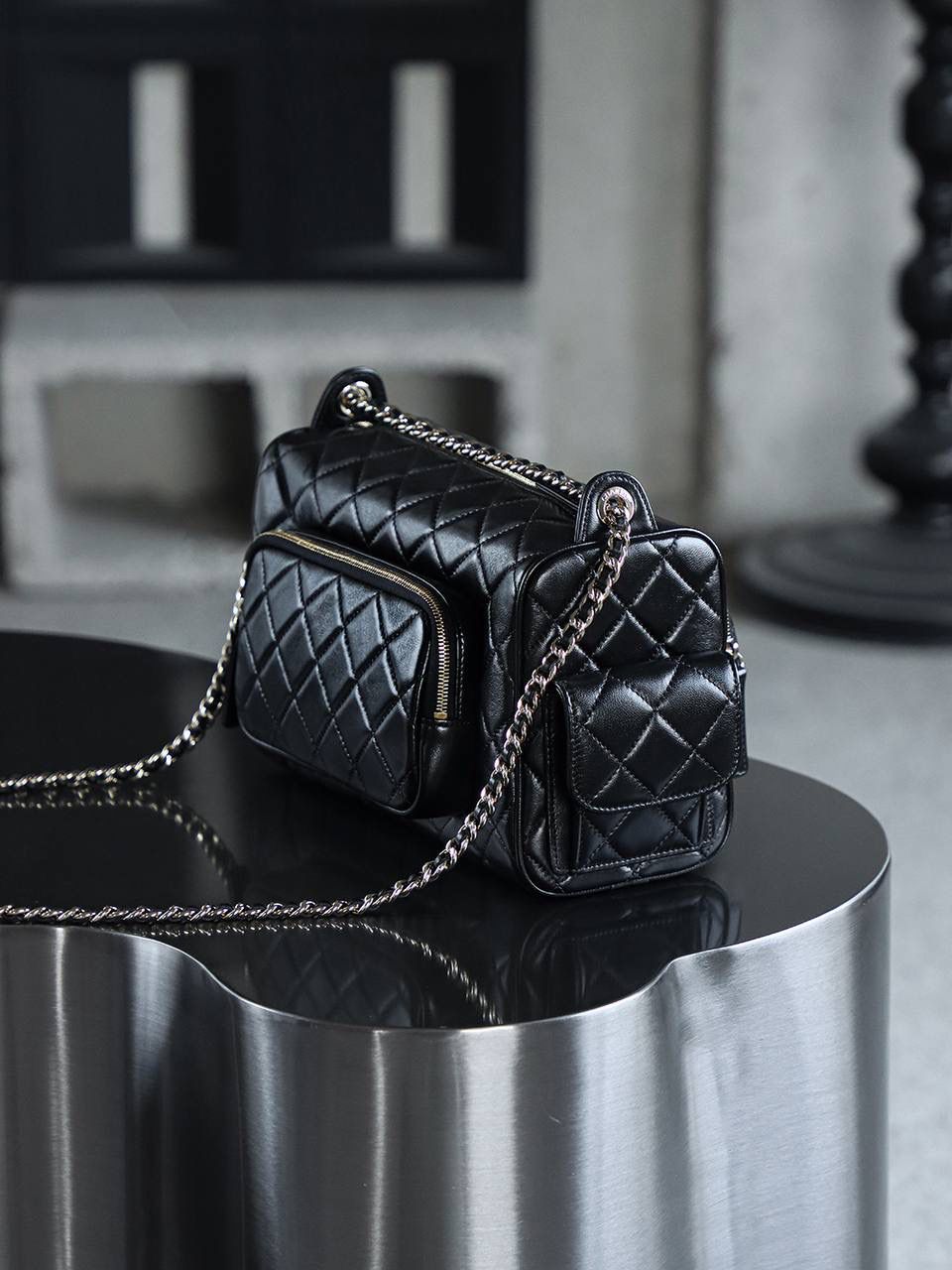 24K相機包大號鑒定版 👜 一包一碼 支持全球鑒定查驗身份證原廠專G 方框原廠皮料過關清單資料可査詢 24K相機包小號，尺寸精巧，卻蘊含著大大的時尚能量。 方正包型延續經典，線條簡潔流暢，每一處細節都盡顯簡約美學的精髓。 小號更加可愛精緻時髦！ 五金：厚鍍14k淺金 皮料：方框褶皺小羊皮 尺寸：13*23*15cm