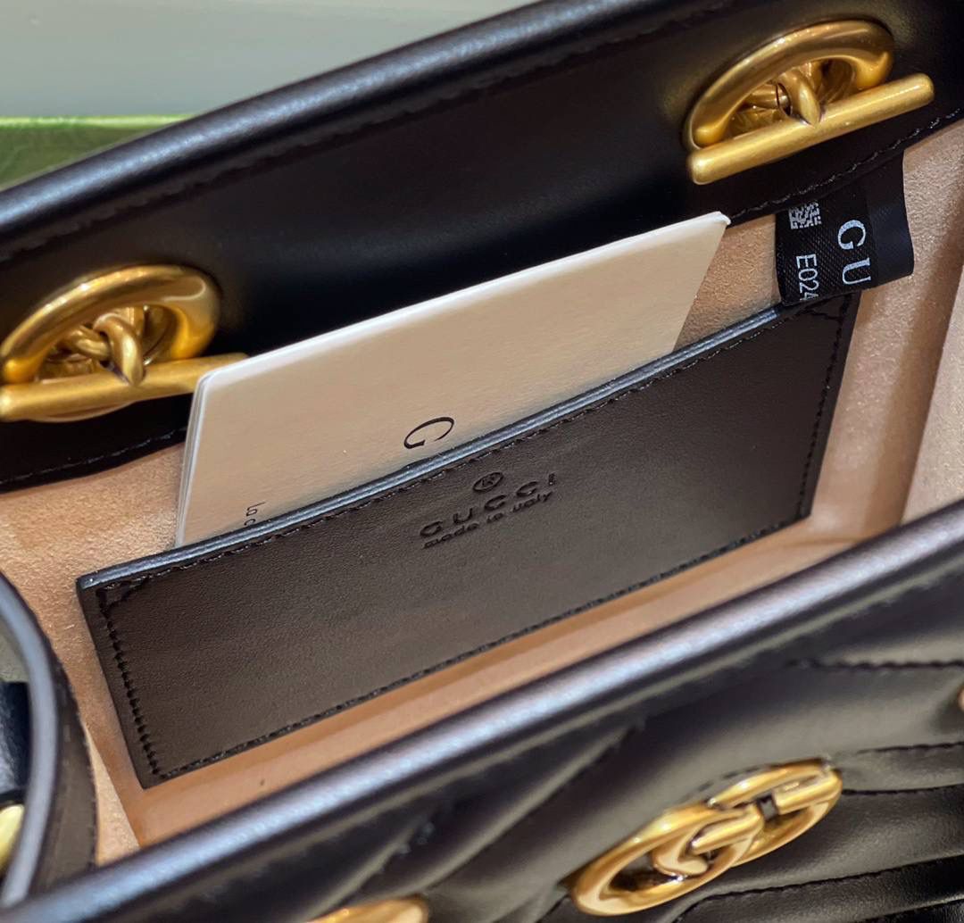 🔥𝐌𝐚𝐫𝐦𝐨𝐧𝐭 迷你托特# ▫️型号：696123 ▫️尺寸 19*16*6cm 经典款中很火很火的有木有，皮革全新升级。原厂牛皮➕顶级五金❗️经典双G设计，最好卖的款，简单的手拎斜挎设计，立体绣花让整个包活跃了起来，手拎带与斜挎肩带都🉑️拆卸，包身挺阔 容量非常充裕！