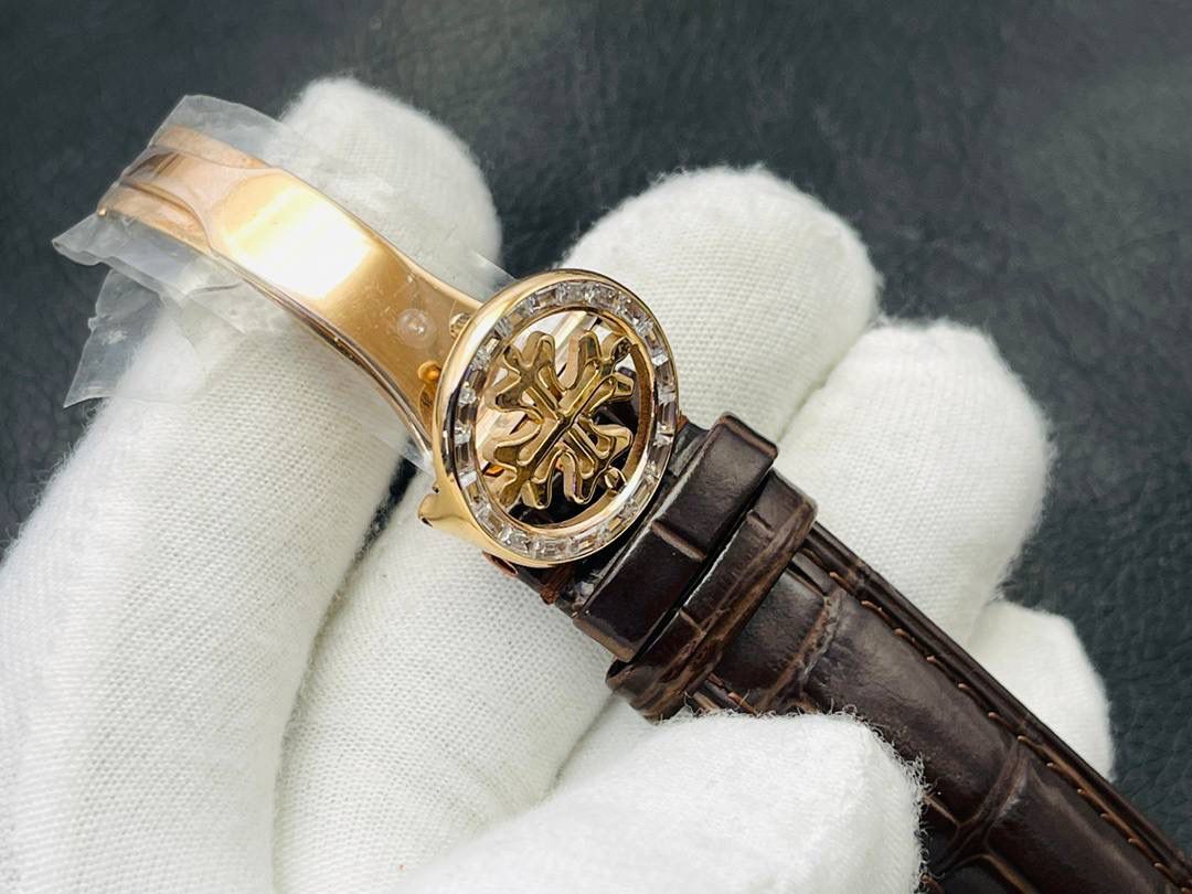 百达翡丽古典超级复杂多功能 万年历功能腕表 团队历时两年多精心设计，不计成本，敢为人先，力求完美，克服重重难关，突破多层技术瓶颈： 1⃣️机芯型号为定制版机芯，质量稳定！ 2⃣️表带为经典意大利小牛皮表带，纹路清晰，质感好。搭配圈市面最顶级的百达灯笼表扣，通用原装无压力。 3⃣️优雅的Calatrava雕花表壳极具个性，42毫米的表径适配大众男性手寸，与专柜一致，非常商务可亦休闲。