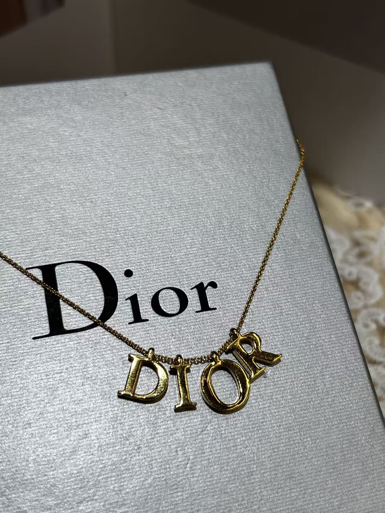 Dior 懸吊字母頸鏈