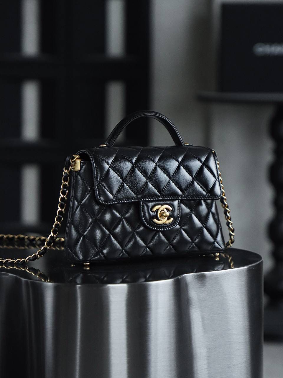 25P豎款 Kelly小號鑒定版 👜 一包一碼 支持全球鑒定查驗身份證原廠專G GR原廠皮料過關清單資料可査詢 經典的菱格紋搭配復古金，每一處細節都透露著香奈兒的奢華與優雅！ 包身線條流暢，豎版設計獨特又吸睛，完美展現女性的柔美與幹練！ 五金：全銅復古金 皮料：GR原廠亮羊皮 尺寸：14*20*5.5cm