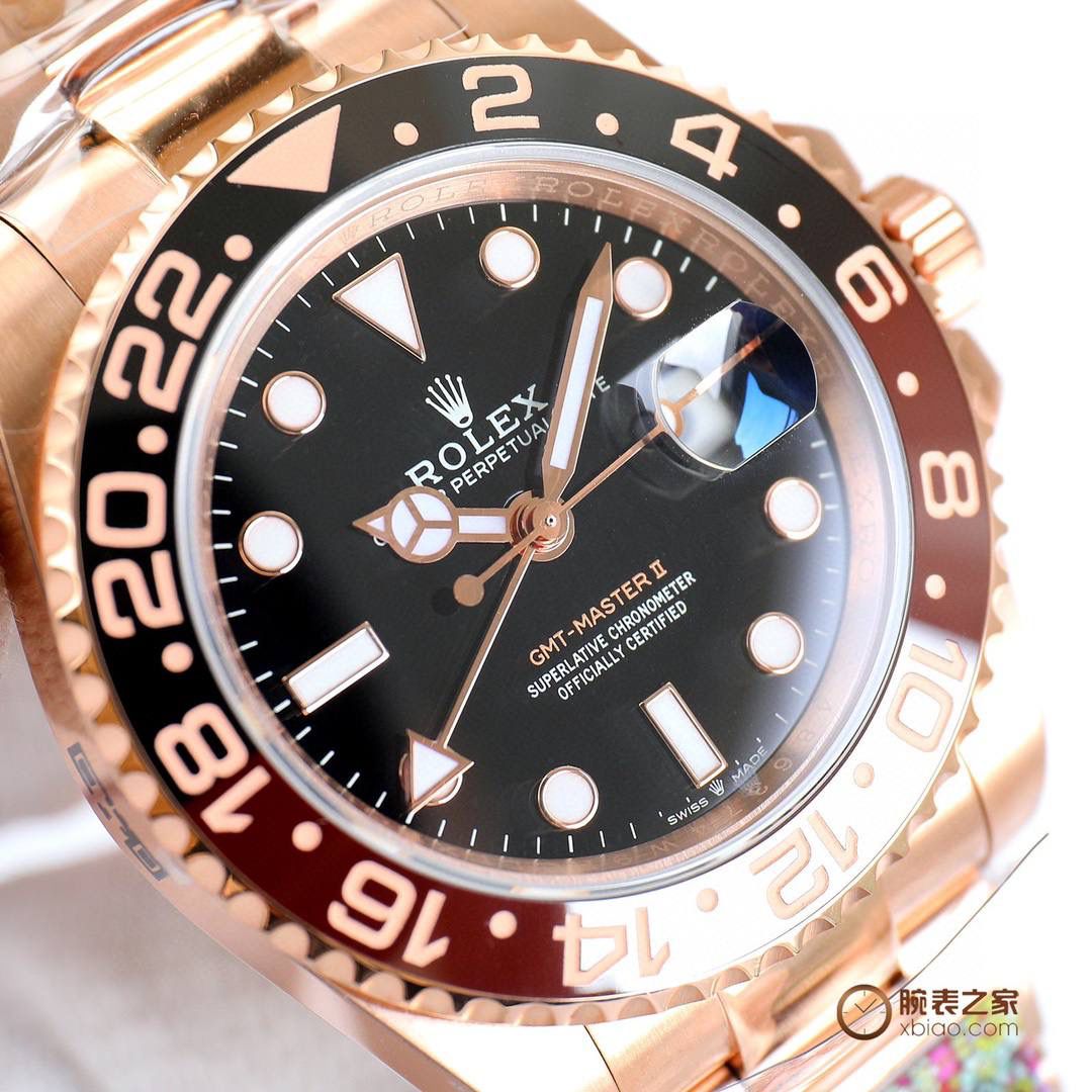 劳力士 ROLEX 超级复刻火爆来袭格林尼治ll 1、机芯3186/3285采用是一体机芯蓝游丝和原版同样通过调试时针快跳调整日历的功能瞬跳，和原版一样的GMT双时区表针在底部时针上面的第二层，由下到上的顺序为：时针-双时区针-分钟-秒钟。 2、指针；升级电镀白金在任何角度都可以看见其光泽感 采用特殊针尖工艺 确保与原装一致夜光粉选用瑞士进口蓝绿夜光填充完美还原夜光效果 3、表盘；原装开模 立体印刷 电镀白金 中心轴下沉 日历下沉 字体大小与颜色同原装完全一致包括条丁四角的打磨 12字位火山口打磨都做到了高度一致 🎮 劳力士 ROLEX 超级复刻火爆来袭格林尼治ll实物拍摄🎬 4、圈口；此款表的灵魂所在 也是本厂花费大量时间与精力的地方 每一次的烧制都是一次进步 本厂圈口一体成型高精密陶瓷圈色差也是必须降到最低 深蓝黑圈/红蓝圈/黑圈/真陶瓷均为白金填充，其颜色目前是最接近原装的 5、日历；新版劳力士日历采用新款勾4，本厂加以借鉴避开市场众多错误版本，日历的字体印刷相当清晰立体，放大十倍依旧清晰立体 无锯齿 6、表壳表带；选用904号钢材铸胚，在反复手工打磨成型，904钢密度小 耐腐蚀性强 防刮耐磨等优点。整体观感显现出低调上又奢侈感！🎮