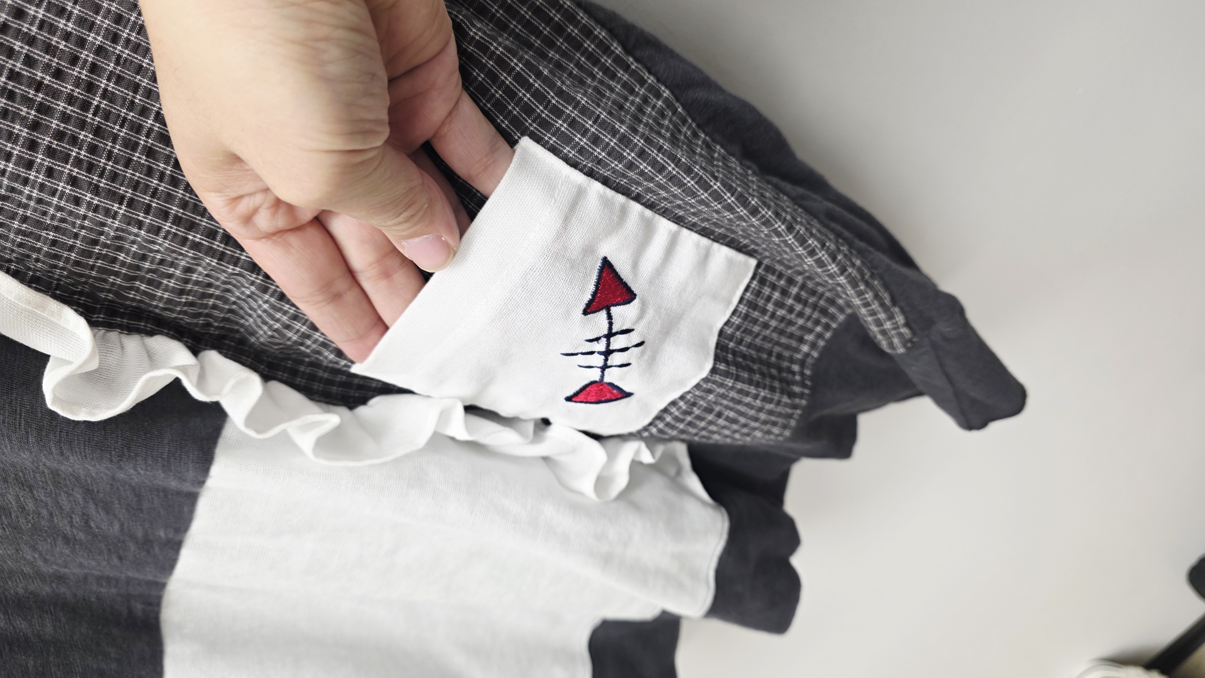 韓國炭灰拼白魚骨袋刺繡棉Tee