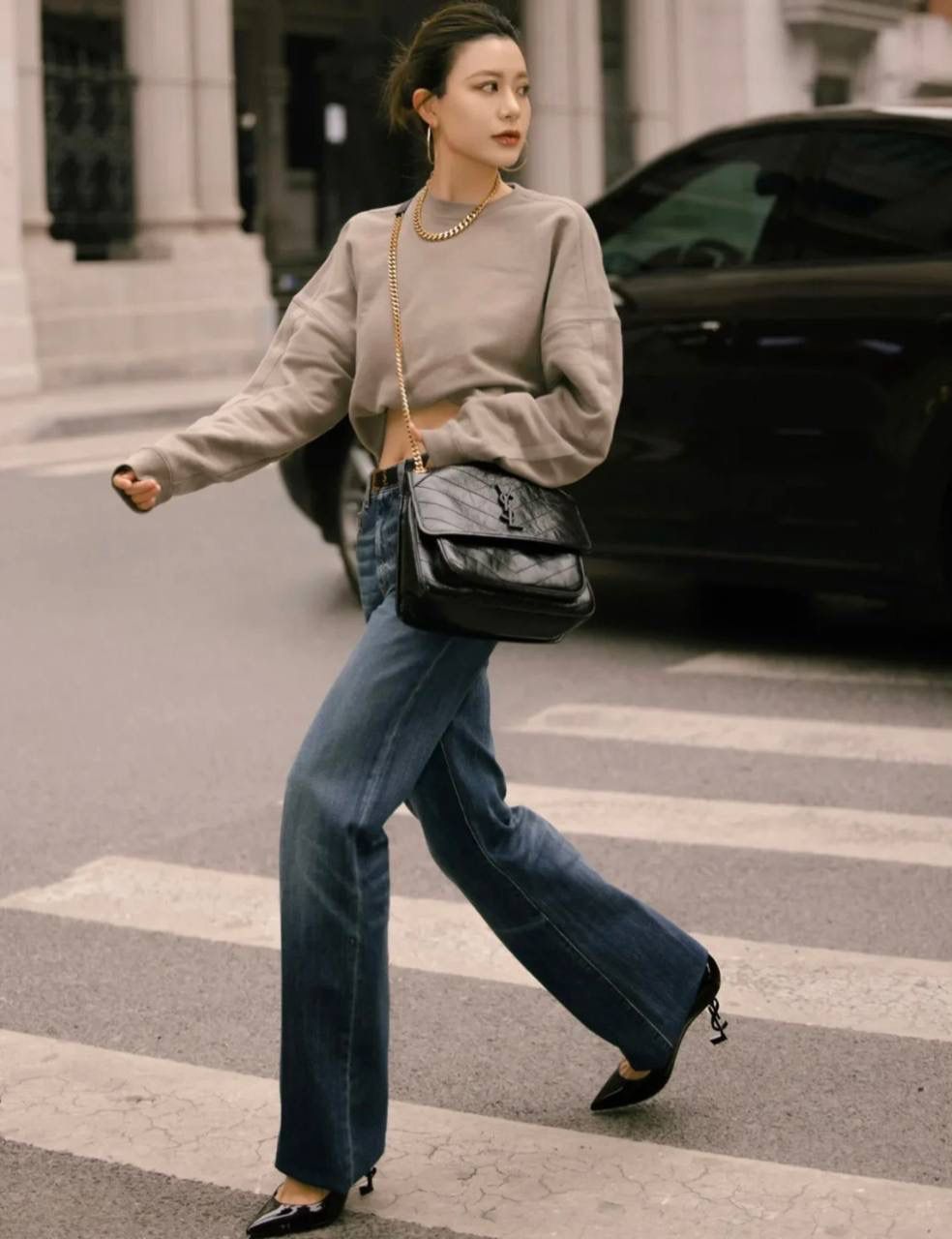 镇店之宝🔥 ys1 niki 油蜡皮黑色：银链小号🛞 作为他们家的must have之一 我们找到了专门做了10余年ys1的老师傅来做 按他的话说，闭着眼睛都能做出来 原厂皮，全钢五金，半金半银的烫金logo 这个包真的做得非常非常好！ 我们也和zp一样同步更新了两个"D扣"小耳朵 听我一句，niki种草了就一定要买 几乎每个买了niki的姐妹都会后悔买晚了！ 早买早享受咯～ 小号：22×16×7.5cm633160m 中号：28x20x8.5cm633158m