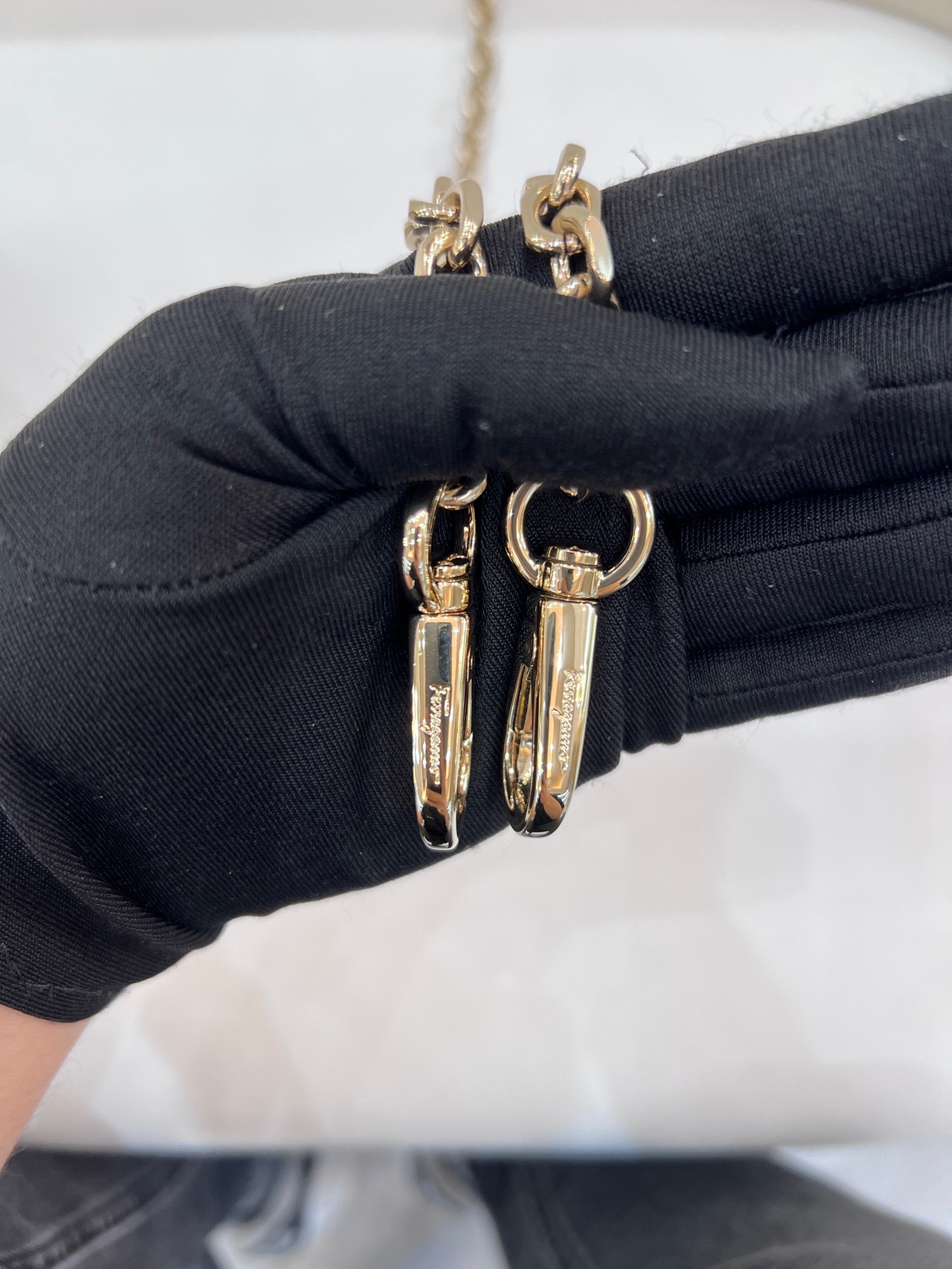 【預訂貨品】閒置新⭐️  Ferragamo Letty系列米白色牛皮斜孭包