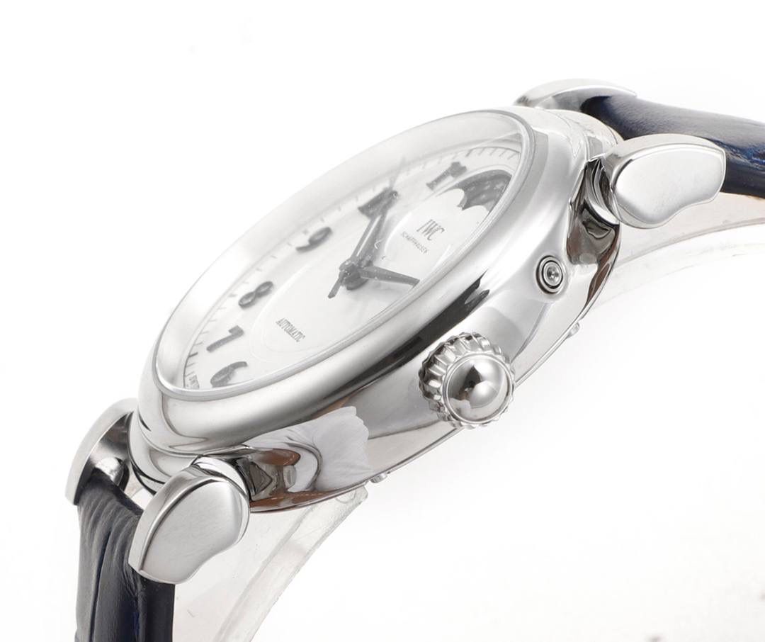 TWC出品 IWC达文西 IW459306 蔚蓝星空，诗意月相，自动月球与印度洋的蓝色水域完美匹配 随着达文西系列以致敬经典的设计回归到大众的视线之中，我们看到了它很多有趣的设计，包括清晰醒目的盘面，现场锋利的剑形指针，当然还有古典的圆拱形表冠，活动式表耳，更加贴合手腕。腕表表底镌刻有“生命之花”，“生命之花”是一个由多重重叠圆环组成的几何造型，是达文西经过深入研究绘制出来的。直径36毫米，自动上链机芯，精钢表壳， 中央秒针附掣停装置，月相盈亏显示，特殊镌刻表底，防水深达30米，动力储备达42小时 ，腕表整体设计得简约大气，且不失细节，很适合成熟优雅女性！
