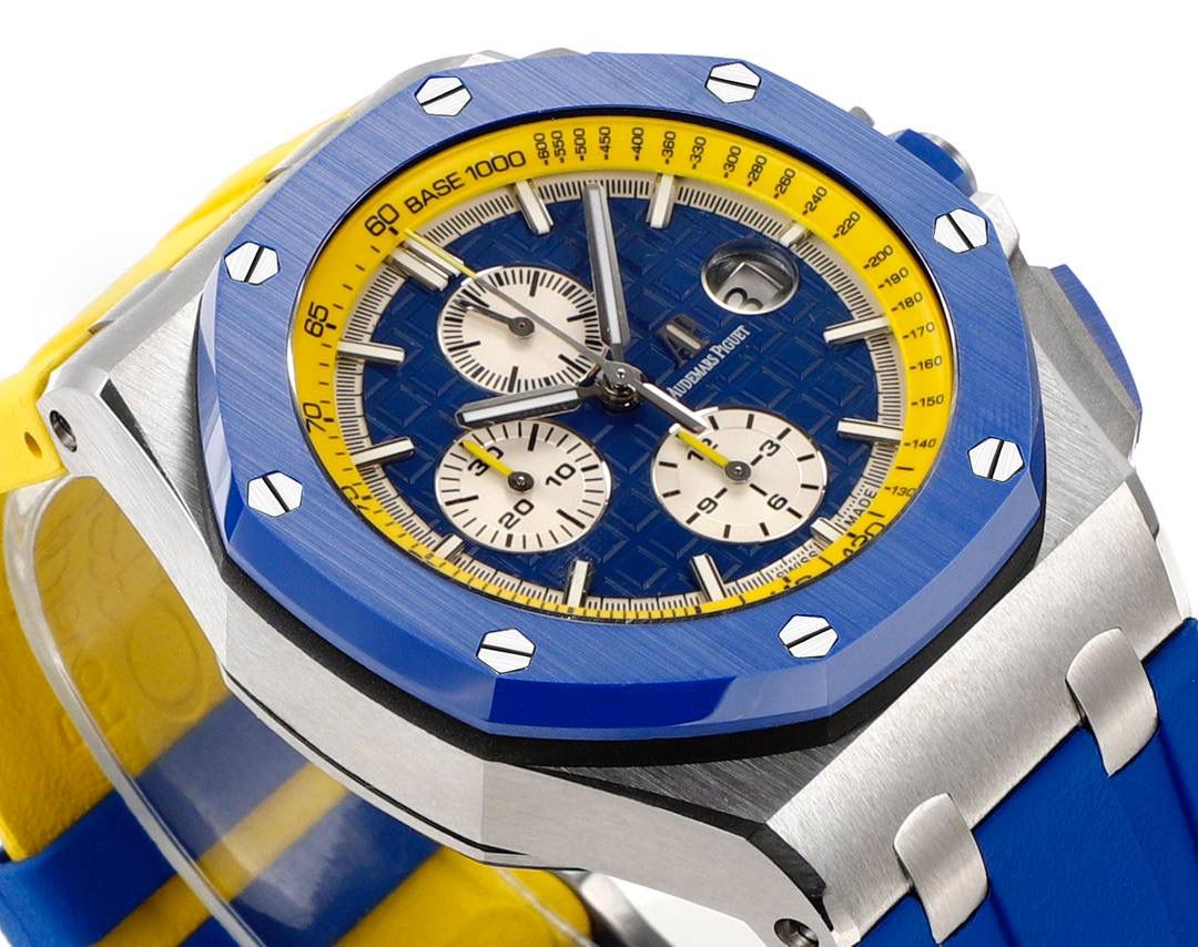 爱彼皇家橡树离岸型横空出世🔥💯引用全新的彩色陶瓷锻造技术，表壳与圈口的选料，不惜重本使用日本进口的氧化锆，无需任何颜料，以超高的压力与超高的温度锻造，形成超高密度的彩色陶瓷，再经过百里挑一，确保每一个成品都与原版毫无色差！CNC级别的打磨，将整一个表壳的边边角角完美处理，即使陶瓷，也做到毫不割手。圈口的拉丝，经过顶级的打磨技术，做到每一丝每一线都毫无断续，每一颗六角螺丝都与表框处在同一平面，拒绝一丝一毫的凸显与凹陷，诠释了何为顶级的复刻工艺！