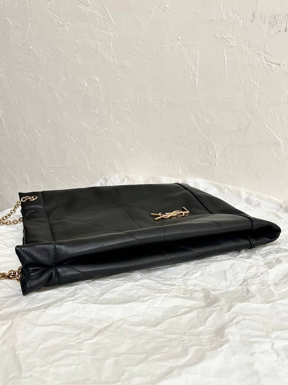 爆款🔥仅剩少量❗️ ys1 jamie垃圾袋黑色♟️ 其实一点都不想叫这只tote为"垃圾袋" 因为它实在太优雅太高级了 完全不是"垃圾袋"的那种粗犷和狂野 属于垃圾袋中仅一份的特立独行的风格 加上包身依旧用了小羊皮的质感 就显得它更秀气了☺️越看越喜欢🥰 大小容量也正好，整体不会拖沓 zp开发是基础操作了 要做到90%的相似度很简单 而要做到95%以上，那就要在各方面细节上都仔仔细细打磨一番了 没错，我家就是为了做到95%以上的相似度 才导致出货时间总是靠后 不过我相信酒香不怕巷子深 一定会有人懂我的✊🏻✊🏻 38×33×2cm781666m