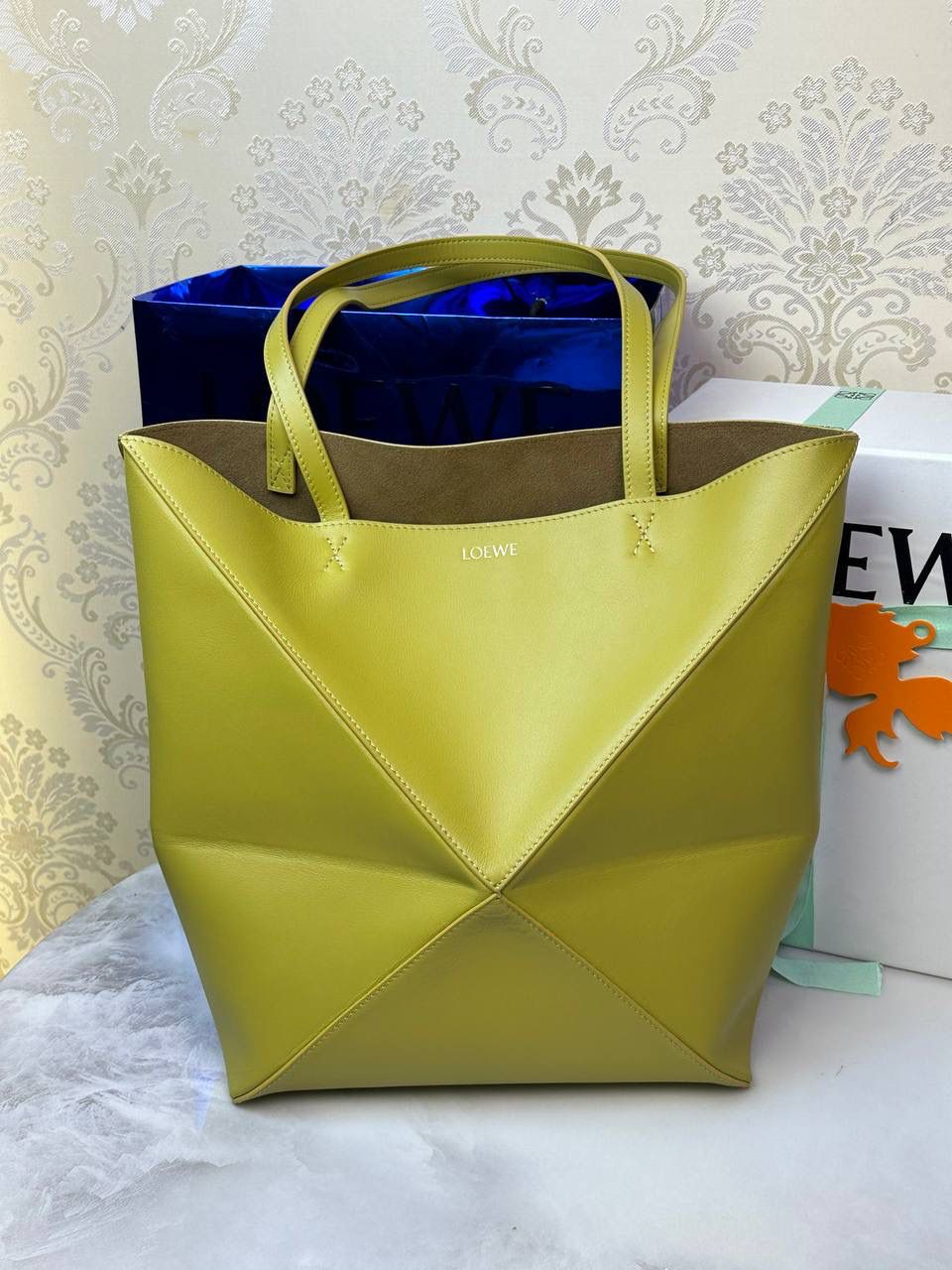 *𝐏𝐮𝐳𝐳𝐥𝐞 𝐅𝐨𝐥𝐝折叠手袋👜*（黄色） ——全新【𝗡𝗘𝗪】升级‼️ 延续经典𝙋𝙪𝙯𝙯𝙡𝙚的标志性几何裁剪设计，新晋顶流🅰️𝙋𝙪𝙯𝙯𝙡𝙚 𝙁𝙤𝙡𝙚 𝙏𝙤𝙩𝙚以折纸包为灵感，升级成🉑完全折叠‼️的结构，立体与平面任意切换，出差旅行🧳必备单品。小牛皮材质轻且柔软，𝐌𝐢𝐧𝐢尺寸搭配一条可拆卸式肩带，手提，肩背，斜挎多样化背法✨ 尺寸：𝟐𝟓.𝟓-𝟏𝟒.𝟓-𝟑𝟏.𝟓cm 款号：052316