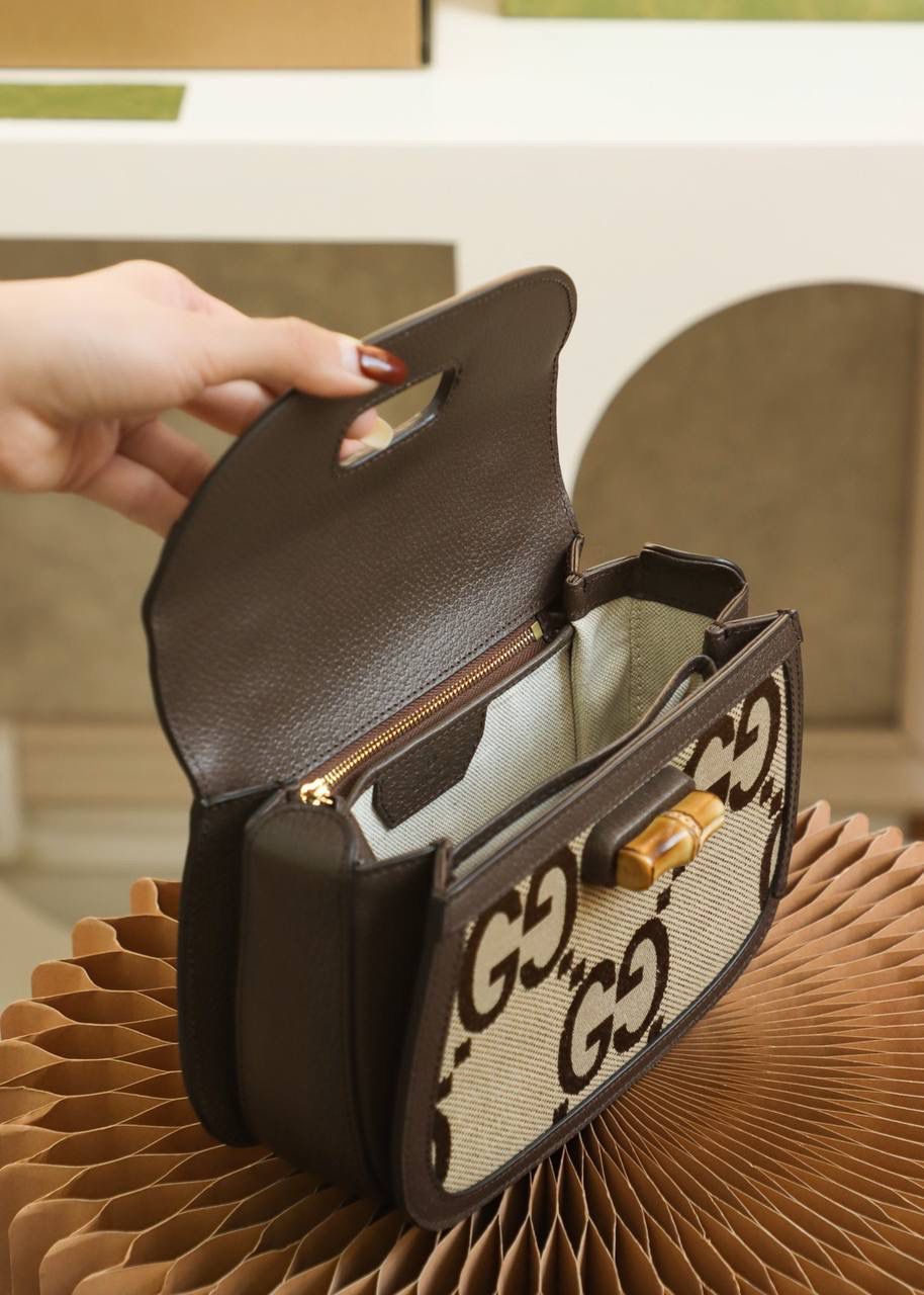 超级双𝐆图案 王炸竹节#675797# 正品皮 ☑️尺寸：21*15*7cm 感受小古家的竹节新品的多面精彩， 全新双𝐆图案搭配复古的竹节设计， 以精致的包身绽放独特的视觉魅力。 整个包身尽显复古韵调，搭配两条肩带设计。 展示出复古与现代时尚的结合， 这次小古家设计师 再次演绎出让人眼前一亮的火花，🔥🔥 颜值上 再次感受到视觉冲撞感， 真的是巨好看 必入手的一款王炸神器单品！