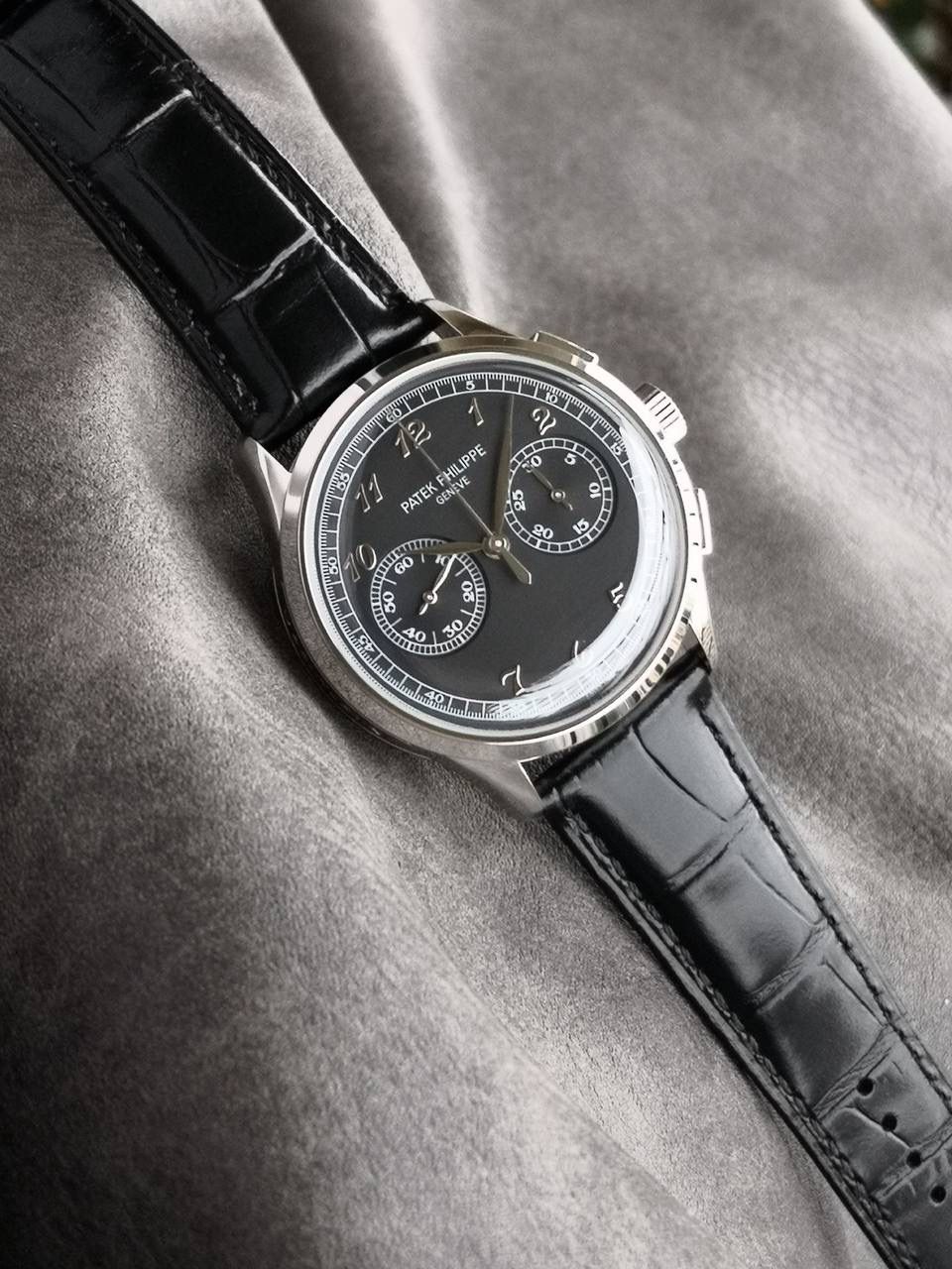百达翡丽复杂功能时计5170G多功能腕表，堪称腕表精品当中的精品！😍✨🔥 腕表直径为42毫米，作为一款男士腕表，它的表盘大小适中。为我们奉上对称的美感，整个表盘的布局大方得体，包括了如此之多的功能的同时，又不会让人觉得繁杂。 机芯采用了7750机芯完美还原正品诸多功能，提供了强大的时间衡量功能。意大利牛皮表带，专属的灯笼扣，任何季节，任何场所，任何职业人均适合佩戴，让手腕佩戴得更舒适，让气质绽放。此款腕表具有30米防水功能，满足大众日常生活，休闲度假必备腕表。 百达翡丽5170G可以说是腕表中的精品，功能方面的巧妙构思，外观上的合理布局，以及优越的机芯性能，无一不体现出百达翡丽的独特设计，一件经典的艺术品，一件完美的收藏品。