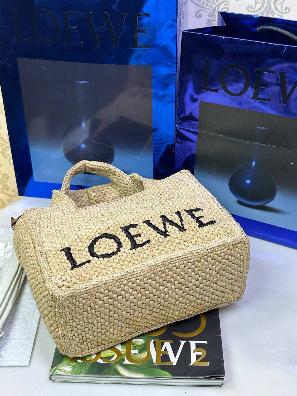 🎈最新𝙇𝙤𝙚𝙬𝙚 𝙁𝙤𝙣𝙩 𝙏𝙤𝙩𝙚 —【小号】酒椰草编包🔔 尺寸：𝟐𝟒-𝟏𝟏-𝟏𝟗.𝟓𝐜𝐦 编码：652207 （下单须知：由于天然纤维材料特别，带毛刺，日照时间长短不同，颜色略有变化，纯手工编织制作而成，每一只都独一无二，每个包的尺寸也有所不同‼️完美主义者慎入⚠️） 👉🏻完全由酒椰纤维编织而成，正面饰有黑色刺绣𝙇𝙊𝙀𝙒𝙀标志 👉🏻肩带可拆卸调节，可肩背、斜挎或手提多种背法