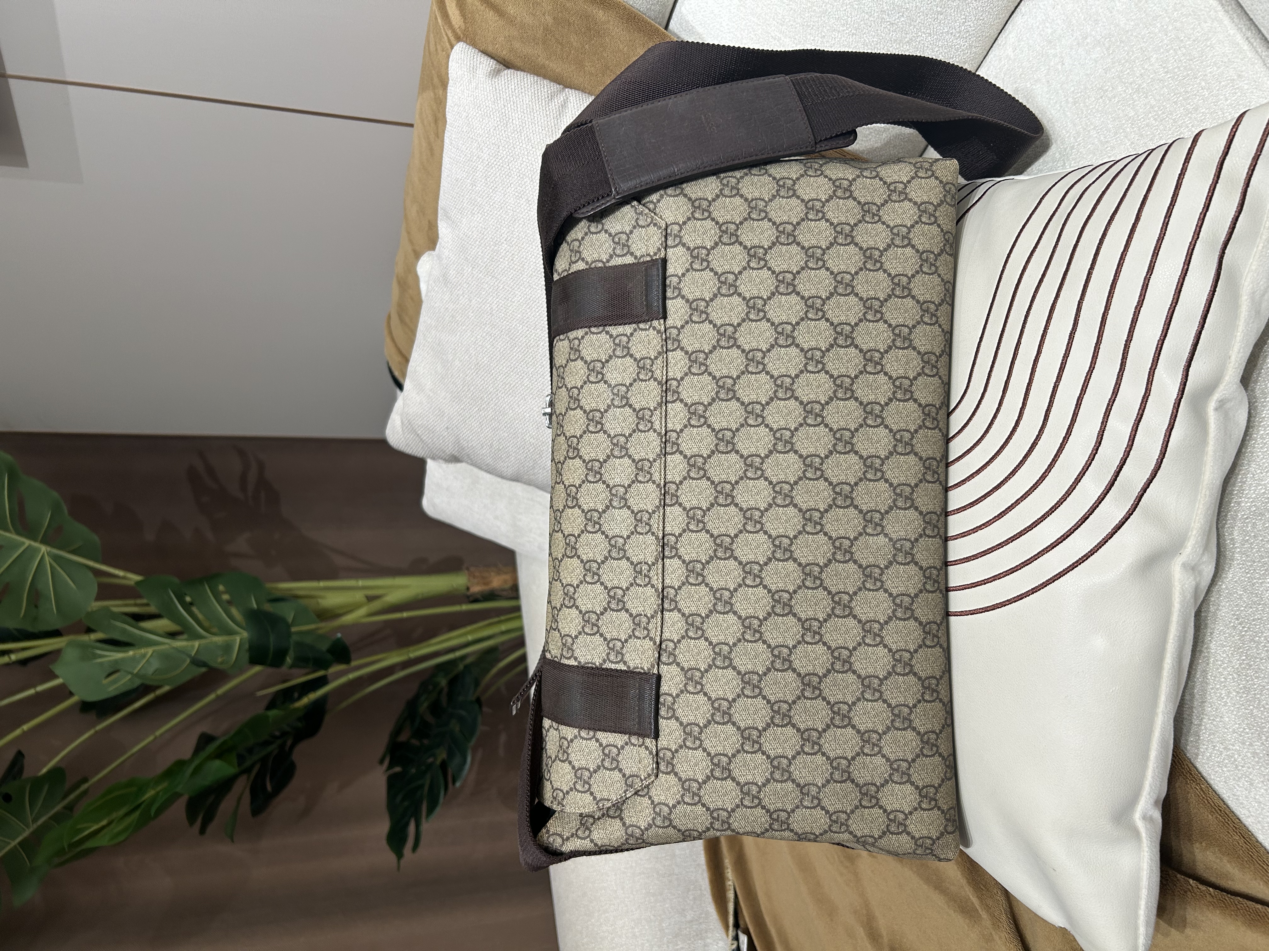 Gucci crossbody bag 100%Authentic, 85%New 