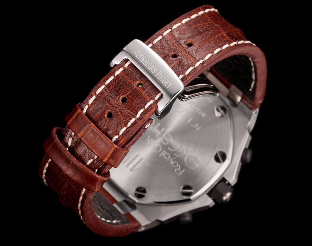 🚀皇家橡树离岸型26400/26238/26470系列正式登场！款式最全，做工最好的爱彼计时款腕表来了，有做工好的顶级货😍💯廉价的小厂货就别去考虑了！ 1，机芯采用12位小秒的定制版3126计时机芯，完美还原原版所有功能。经过精密打磨，大大加强了其稳定性。 2，其中碳纤维系列表壳采用全新碳纤维复合材料——「Carbon TPT® B.4」打造，这种高科技材料比常规 Carbon TPT® 密度提高4%，纤维硬度提升15%，树脂强度提升30%，材料结构经过各项异性优化，保持轻盈同时无比坚韧，提供迄今最强的抗冲击性能。 3，字面颜色均采用目前最先进电镀技术，非几年前的简单喷漆技术。每一个巧克力格纹装饰，通过CNC级别打磨，无限接近原版。 4，同步原版搭载微微活动头粒，胶带采用进口氟橡胶材质，皮带采用美洲鳄鱼皮材质，更加耐磨耐造。