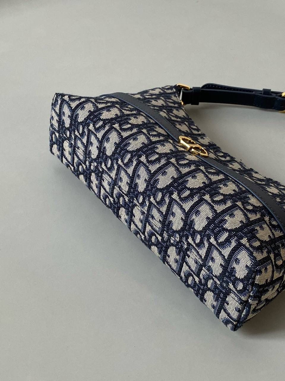 🈶老花蓝 𝐃𝐢𝐨𝐫 𝐦𝐢𝐬𝐬 𝐜𝐚𝐫𝐨水饺包 喜欢腋下包的有福啦！ miss caro系列的这款迷你单肩包 性价比极高，线条自然流畅 看着虽小，但装promax还绰绰有余 很适合日常出门、通勤、出游、轻装上阵 极尽优雅！ 23×13×6cm #💰118005m