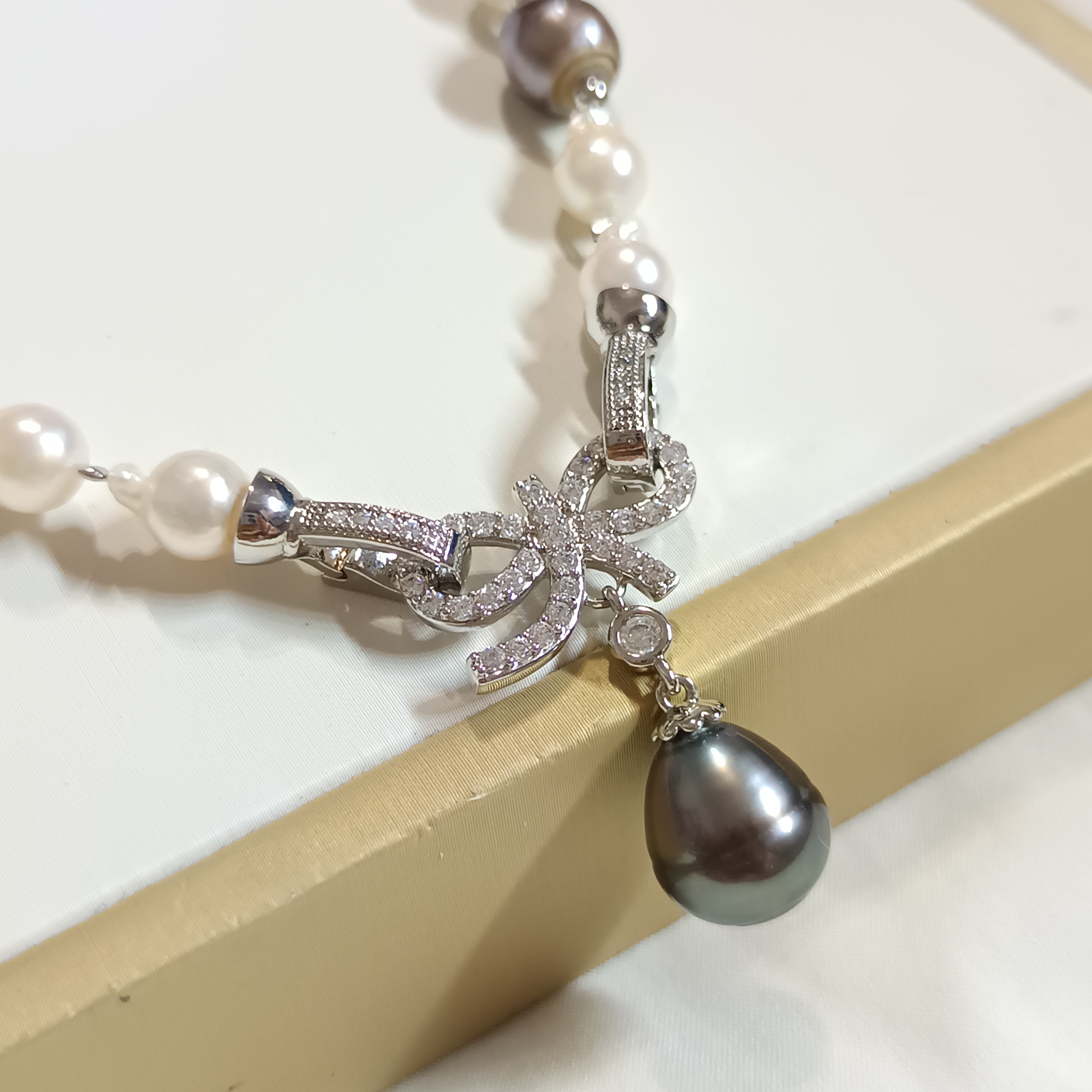 大溪地炫彩巴洛克海水珍珠+日本akoya 櫻花粉巴洛克海水珍珠注白金可拆卸蝴蝶結扣項鍊